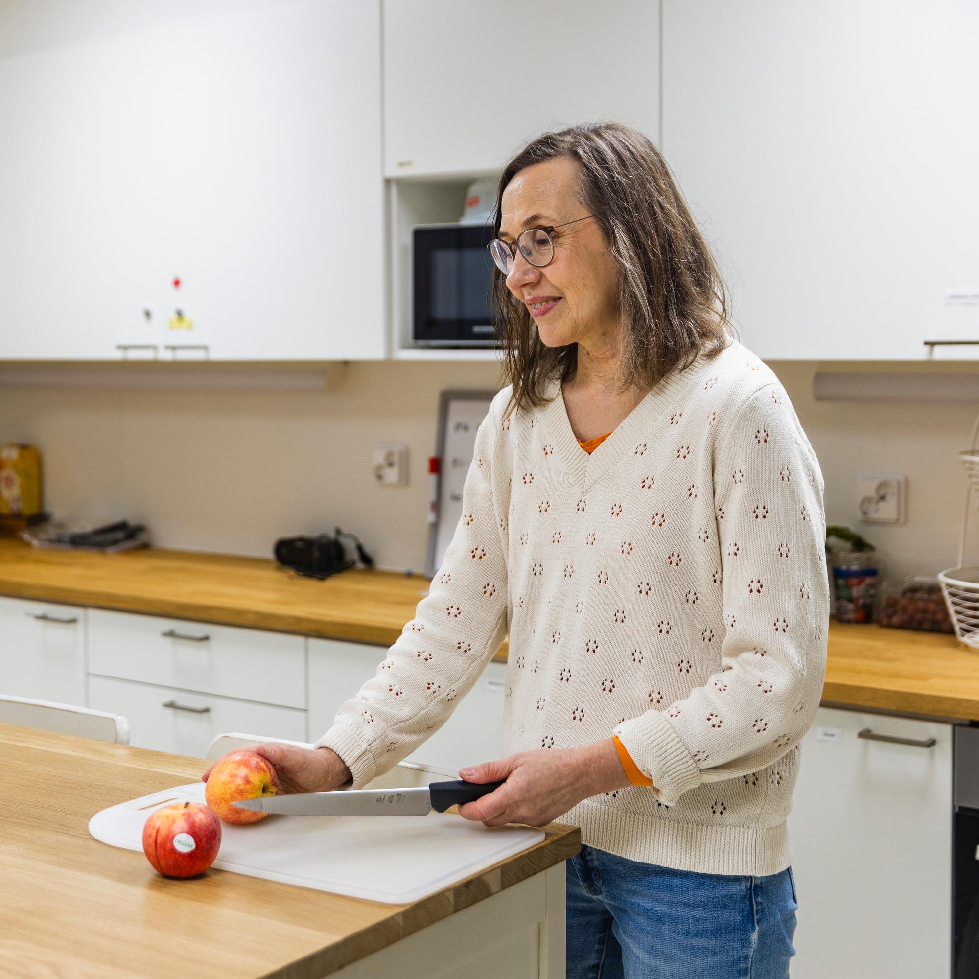 Sari Hujanen, 58, uskoo, että ikä on pelkkää plussaa töissä – ”Vanhempana ajattelu ei ole niin minäkeskeistä”