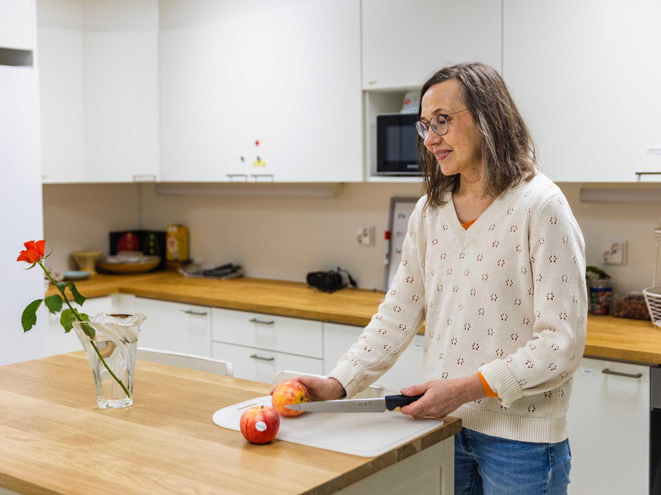 Sari Hujanen, 58, uskoo, että ikä on pelkkää plussaa töissä – ”Vanhempana ajattelu ei ole niin minäkeskeistä”