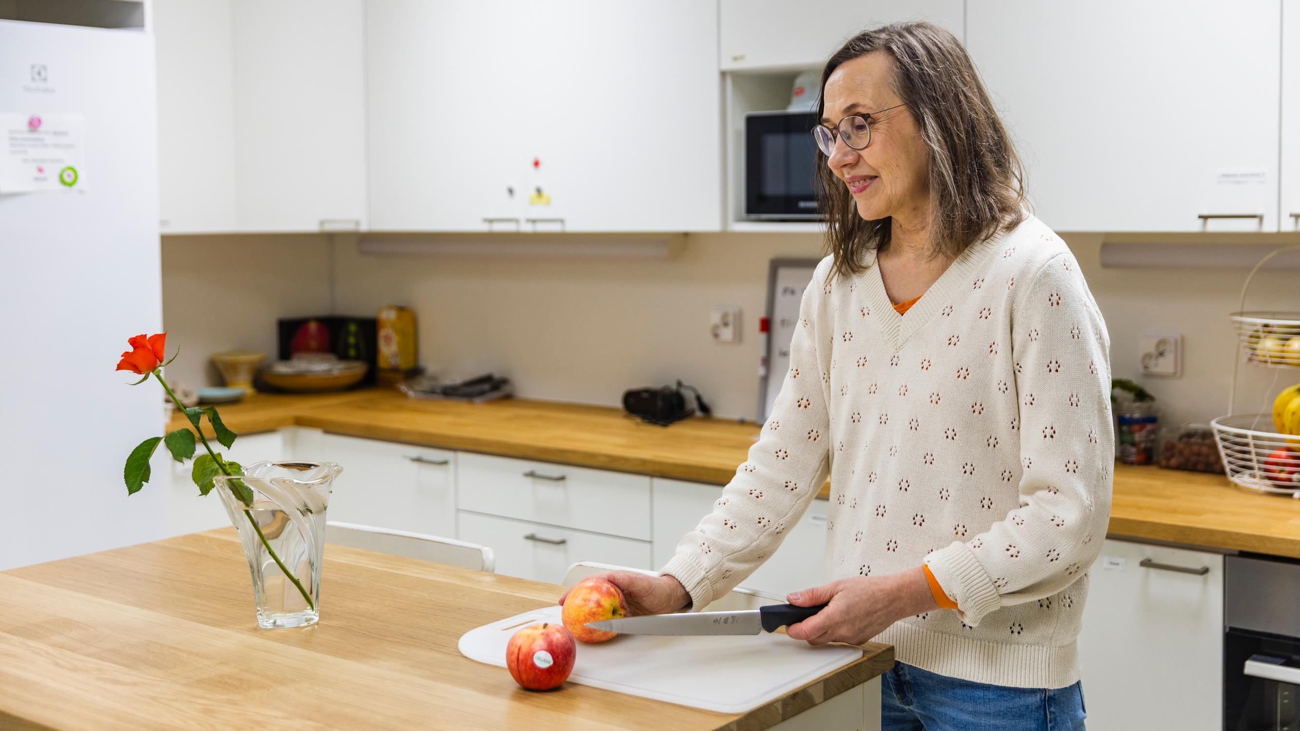 Sari Hujanen, 58, uskoo, että ikä on pelkkää plussaa töissä – ”Vanhempana ajattelu ei ole niin minäkeskeistä”