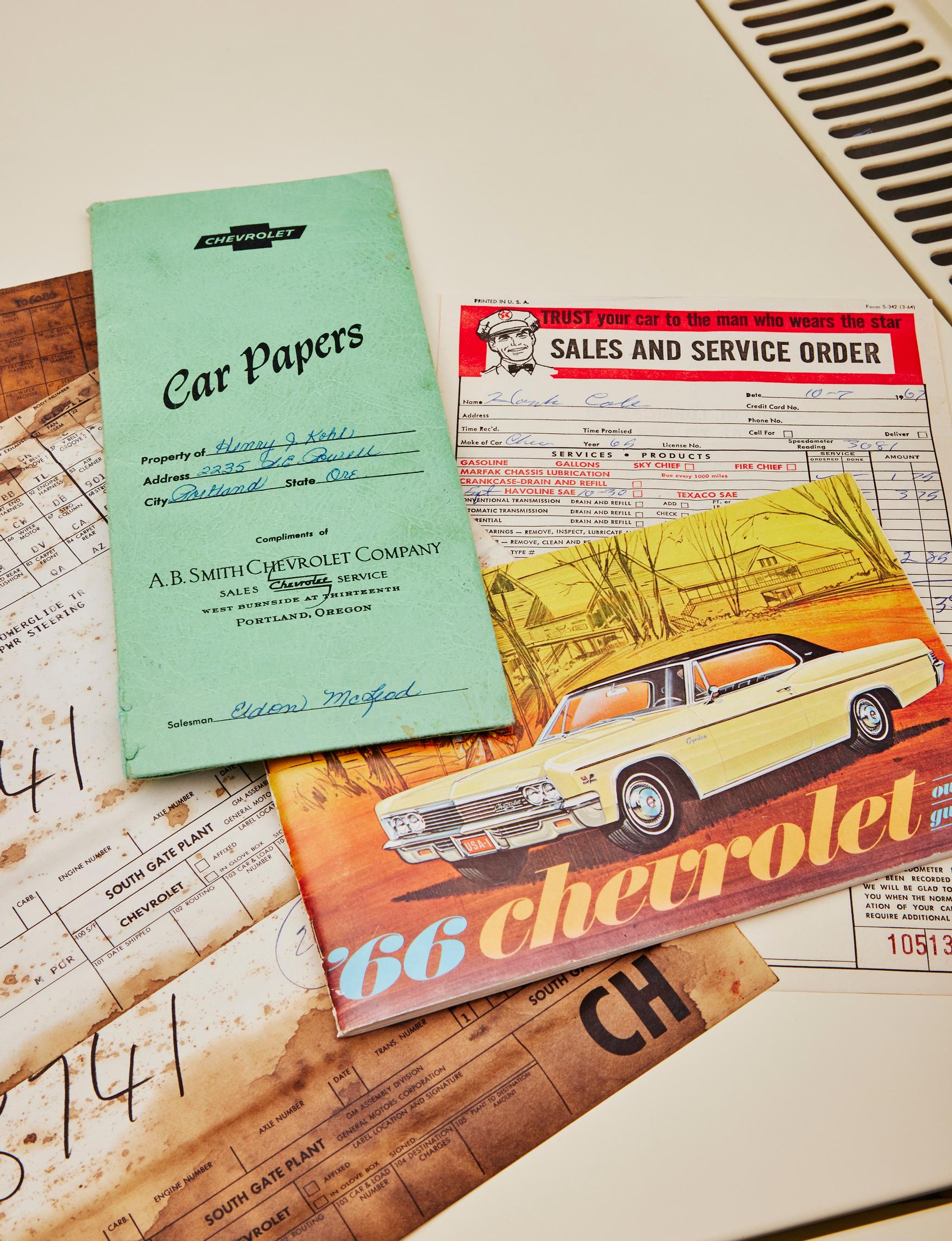 Chevrolet Impala Sport Coupé 283 vm. 1966:n alkuperäiset myyntipaperit ovat edelleen hyvässä tallessa.