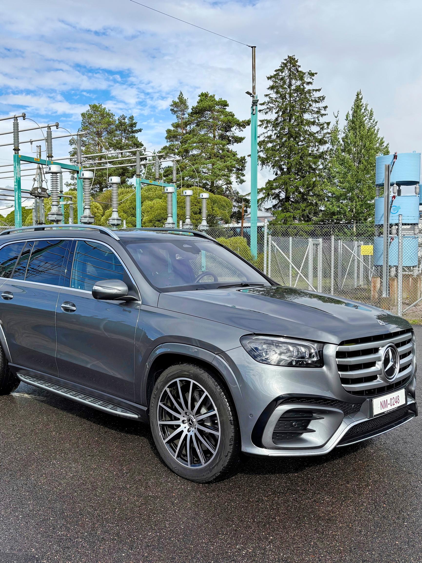 Mercedes-Benz GLS 450 d on iso ja kallis ajonautinto – Jugend-kaupungin kapeilla kaduilla iskee ahtaan paikan kammo