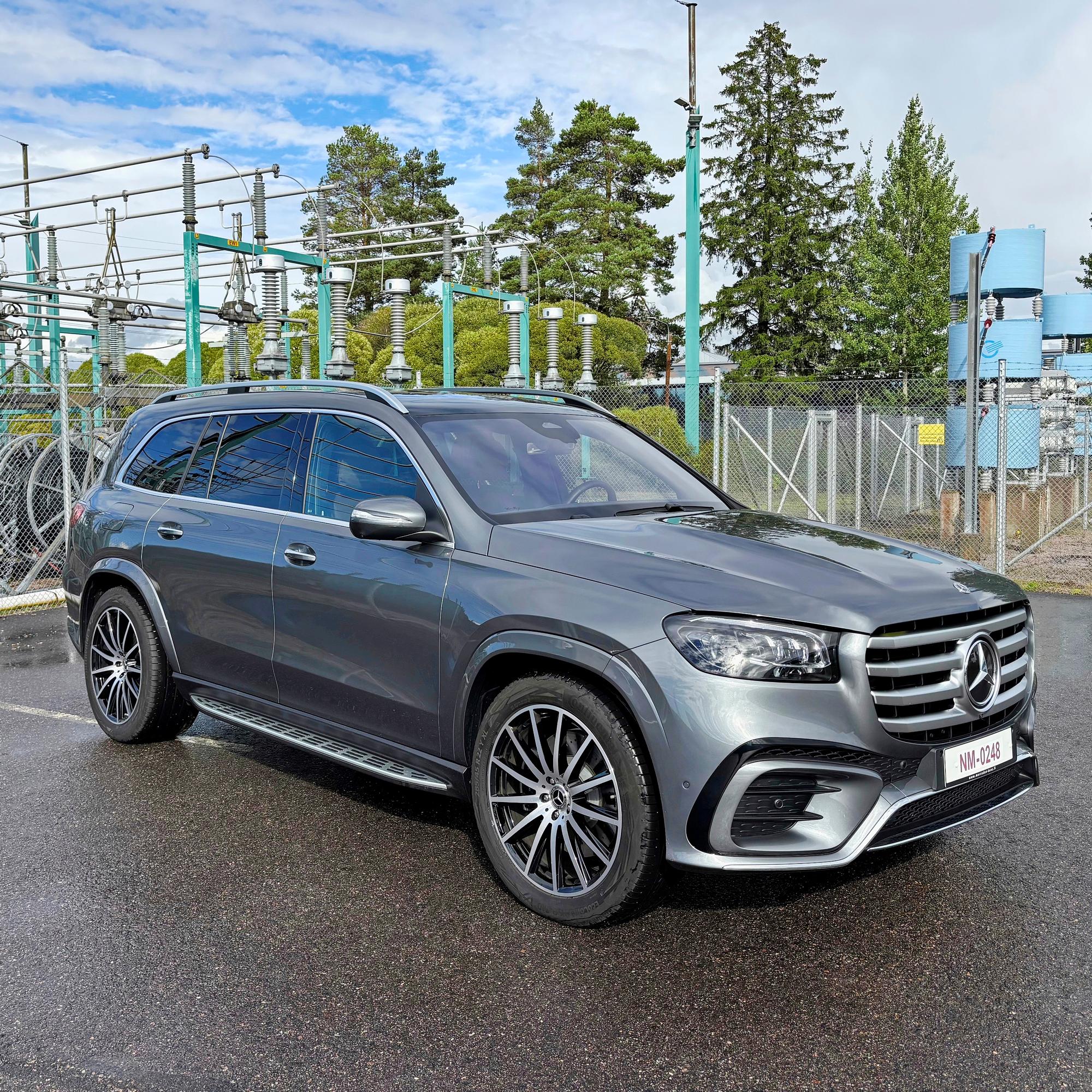 Mercedes-Benz GLS 450 d on iso ja kallis ajonautinto – Jugend-kaupungin kapeilla kaduilla iskee ahtaan paikan kammo