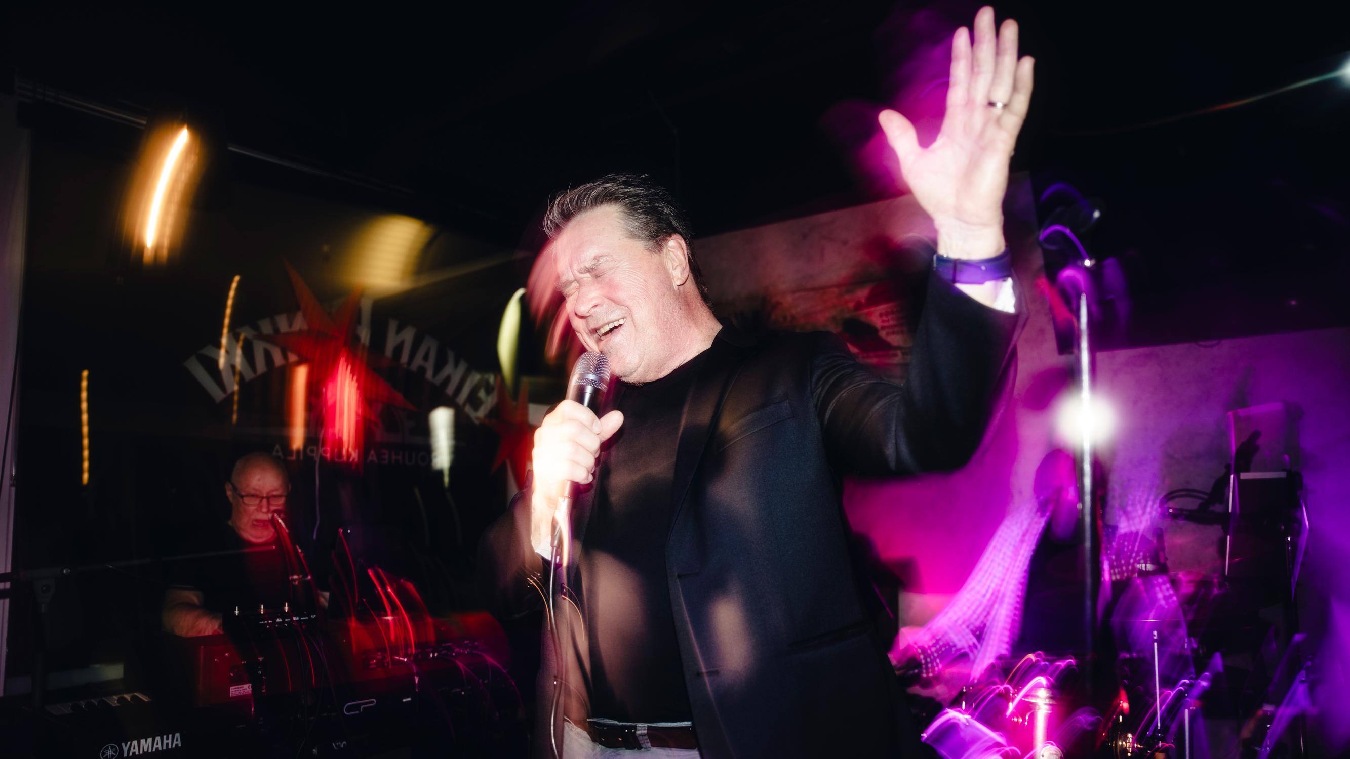 Markku Aro, 75, ei lähde Dannyn tapaan esiintymään istuen ja taustanauhoilla: ”Jokin itsekunnioitus pitäisi säilyttää!”