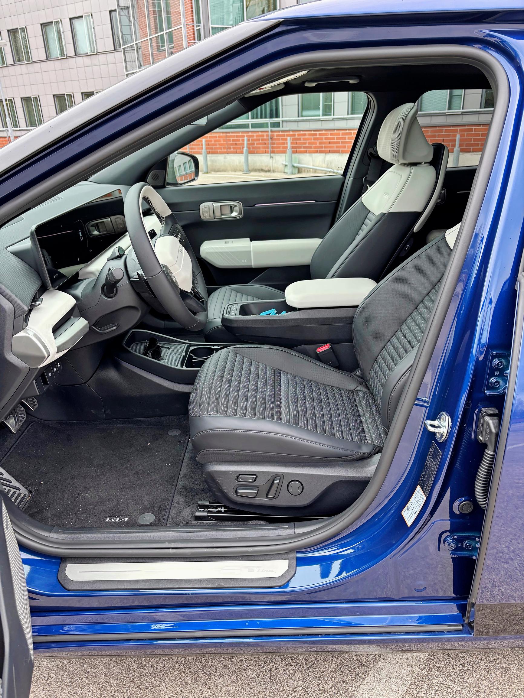 Kia EV4 Fastbackin penkit ovat hyvät, mutta ratti voisi säätyä vähän anteliaammin.