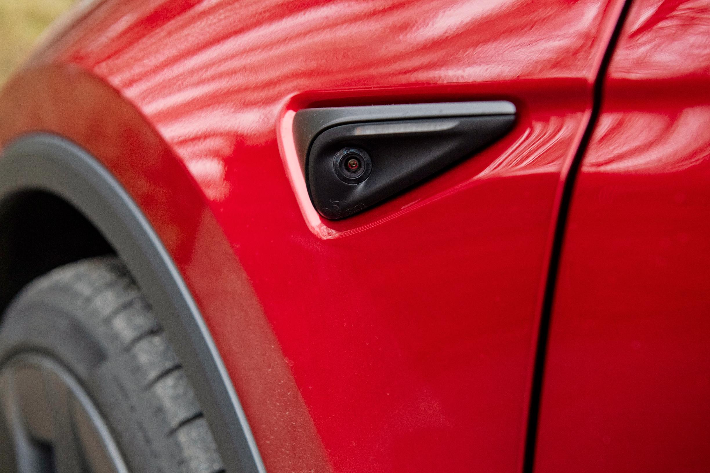 Tesla Y Performancen ulkopinnoille sijoitetut kamerat havainnoivat tehokkaasti ympäristöä. Niiden välittämä videovirta syöksyy reaaliaikaisesti kojelaudan keskinäytölle.