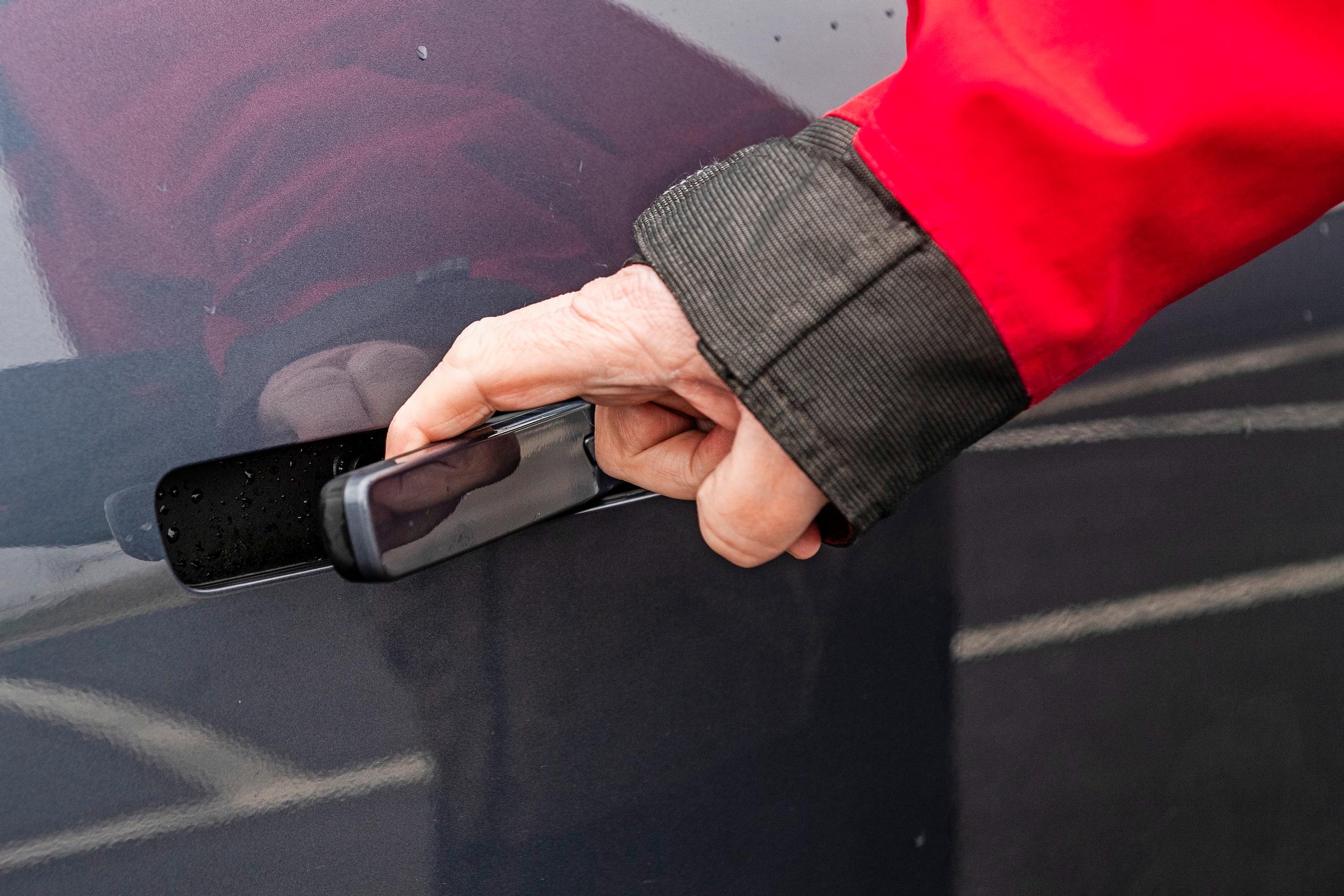 Aion V:ssä on piiloon taittuvat ovenkahvat. 