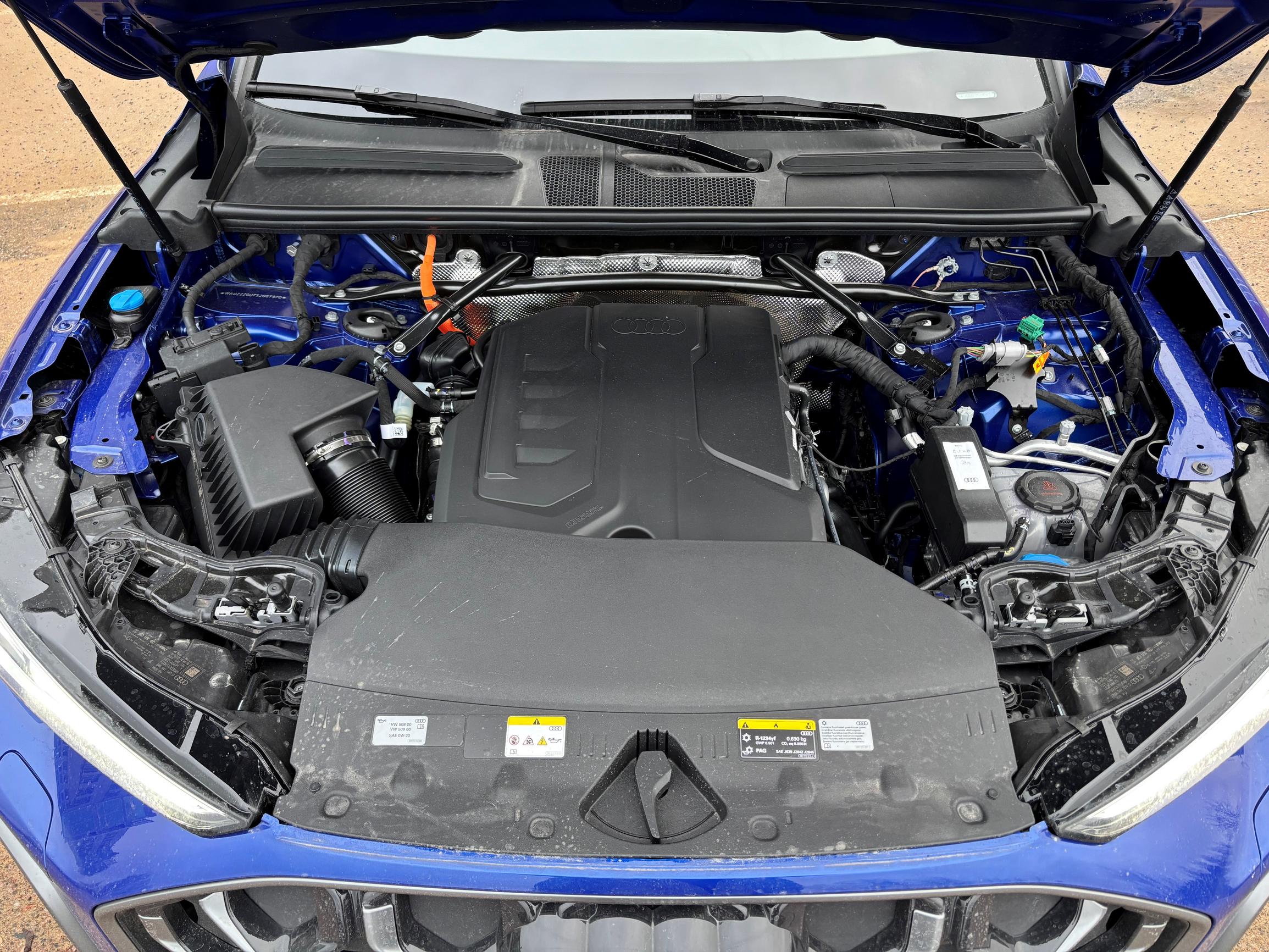 Audi Q5 Sportback e-Hybridin konehuoneessa riittää tavaraa. Hybridijärjestelmä tuottaa 299 hevosvoimaa ja 450 newtonia vääntöä.