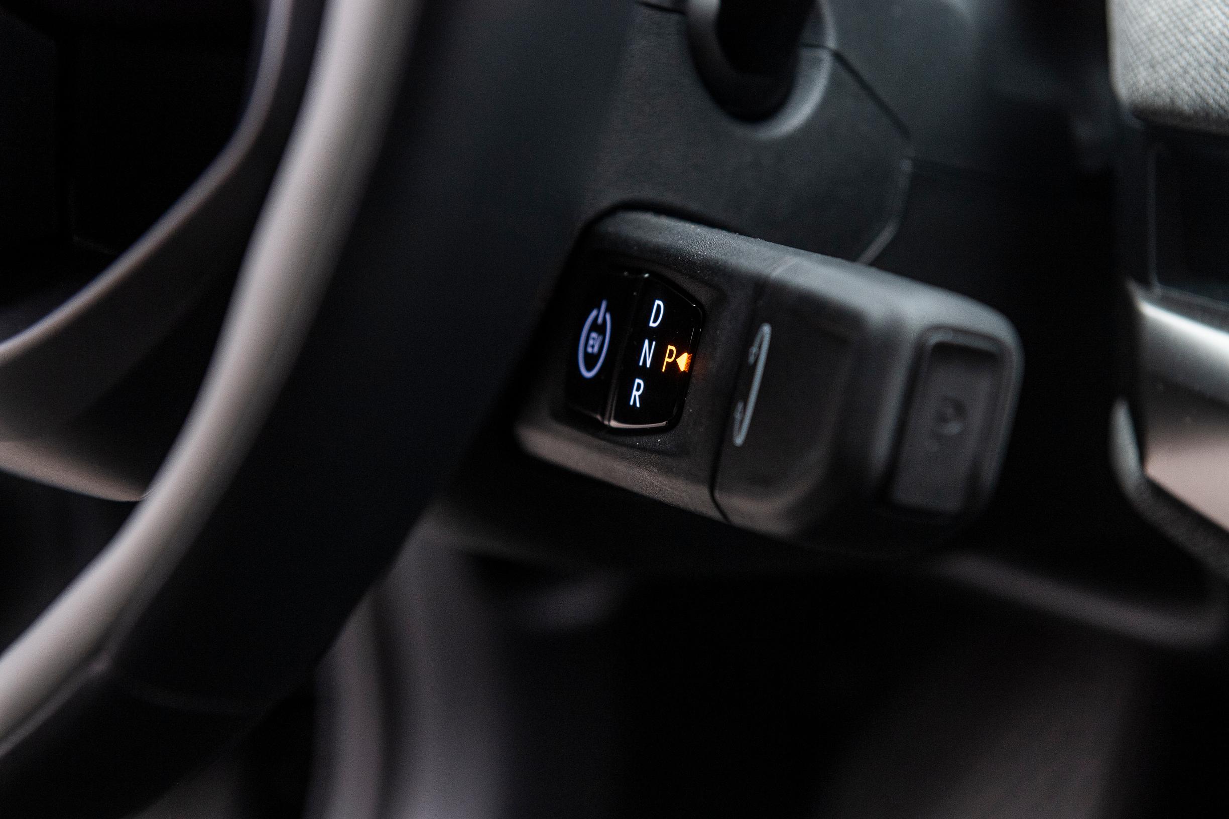 Kia EV4 Hatchbackissa on tällainen patukka, jolla valitaan auton kulkusuunta.