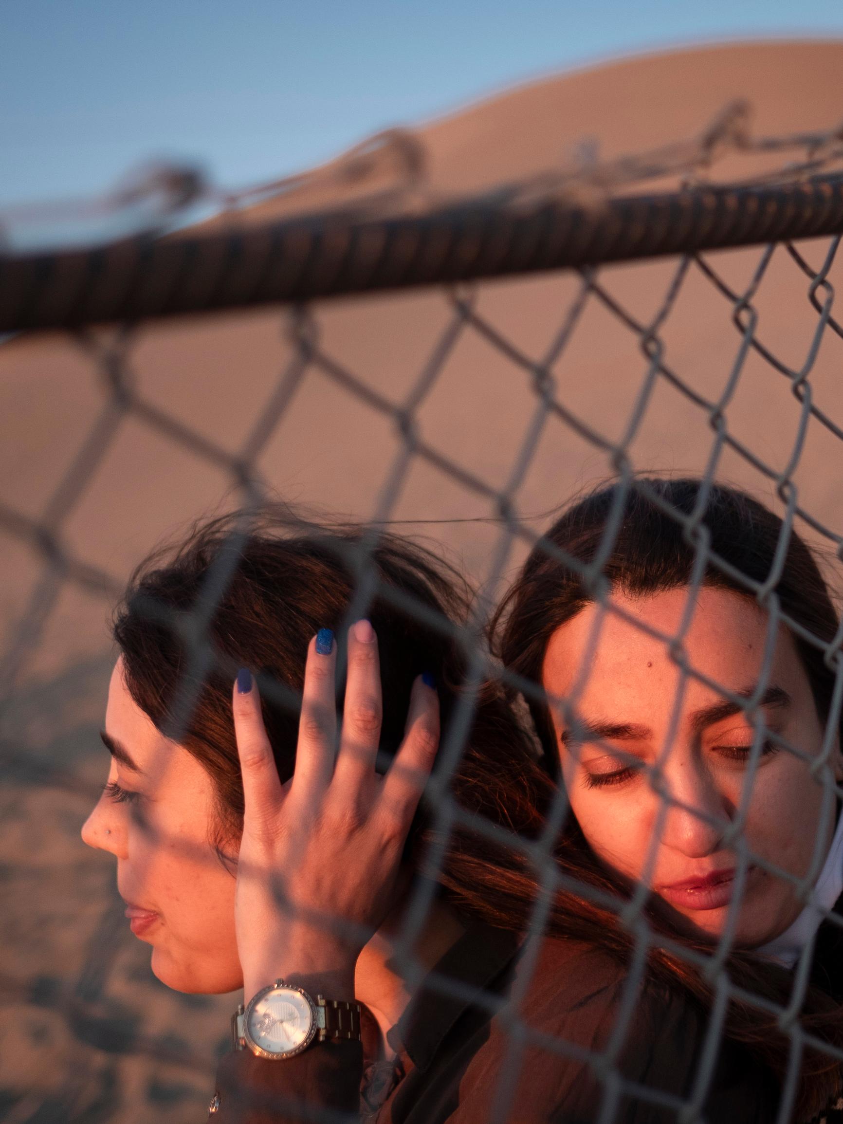 Mitä Iranissa on tapahtunut? Naiset kävelevät pääkaupungissa shortseissa ja tanssivat keikalla