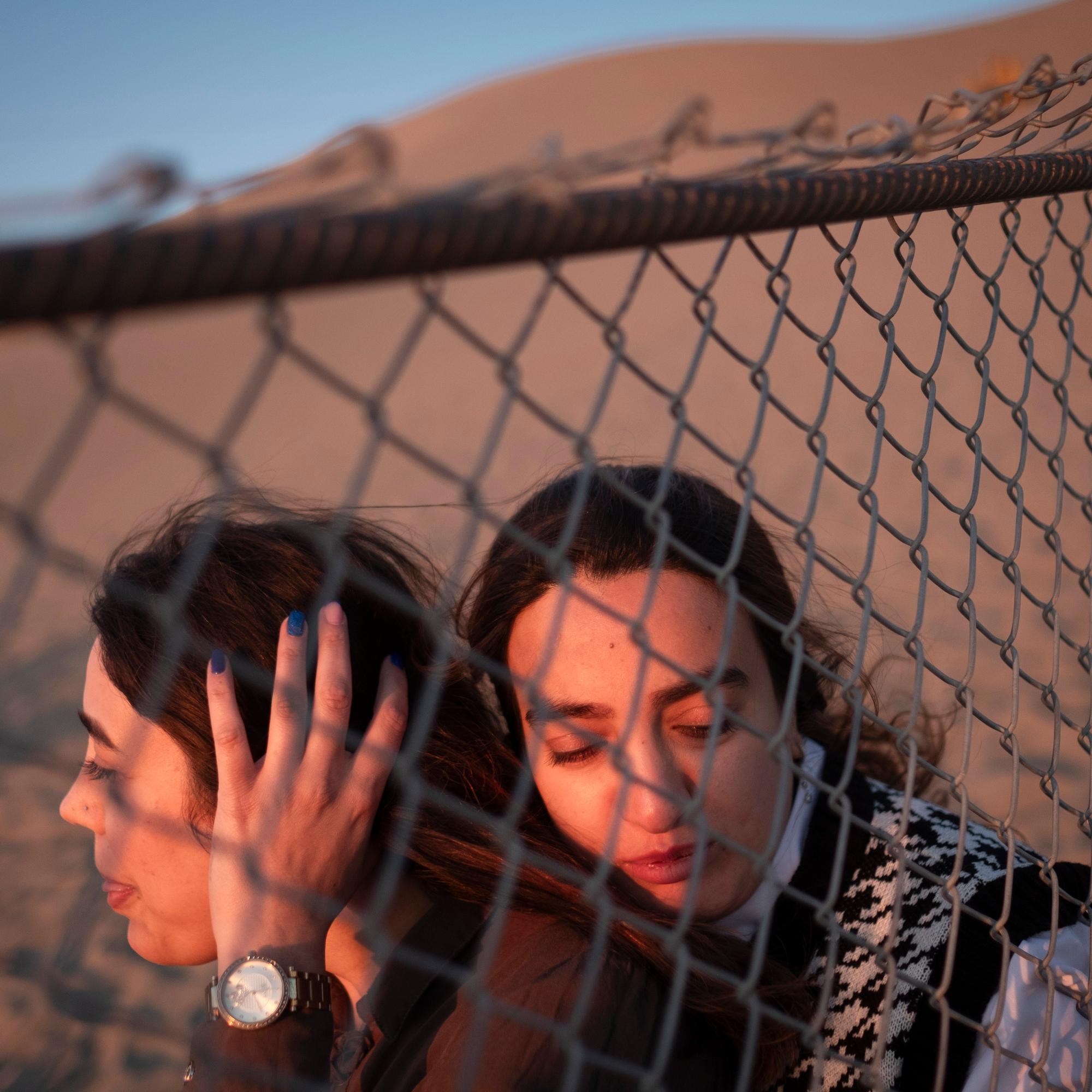 Mitä Iranissa on tapahtunut? Naiset kävelevät pääkaupungissa shortseissa ja tanssivat keikalla