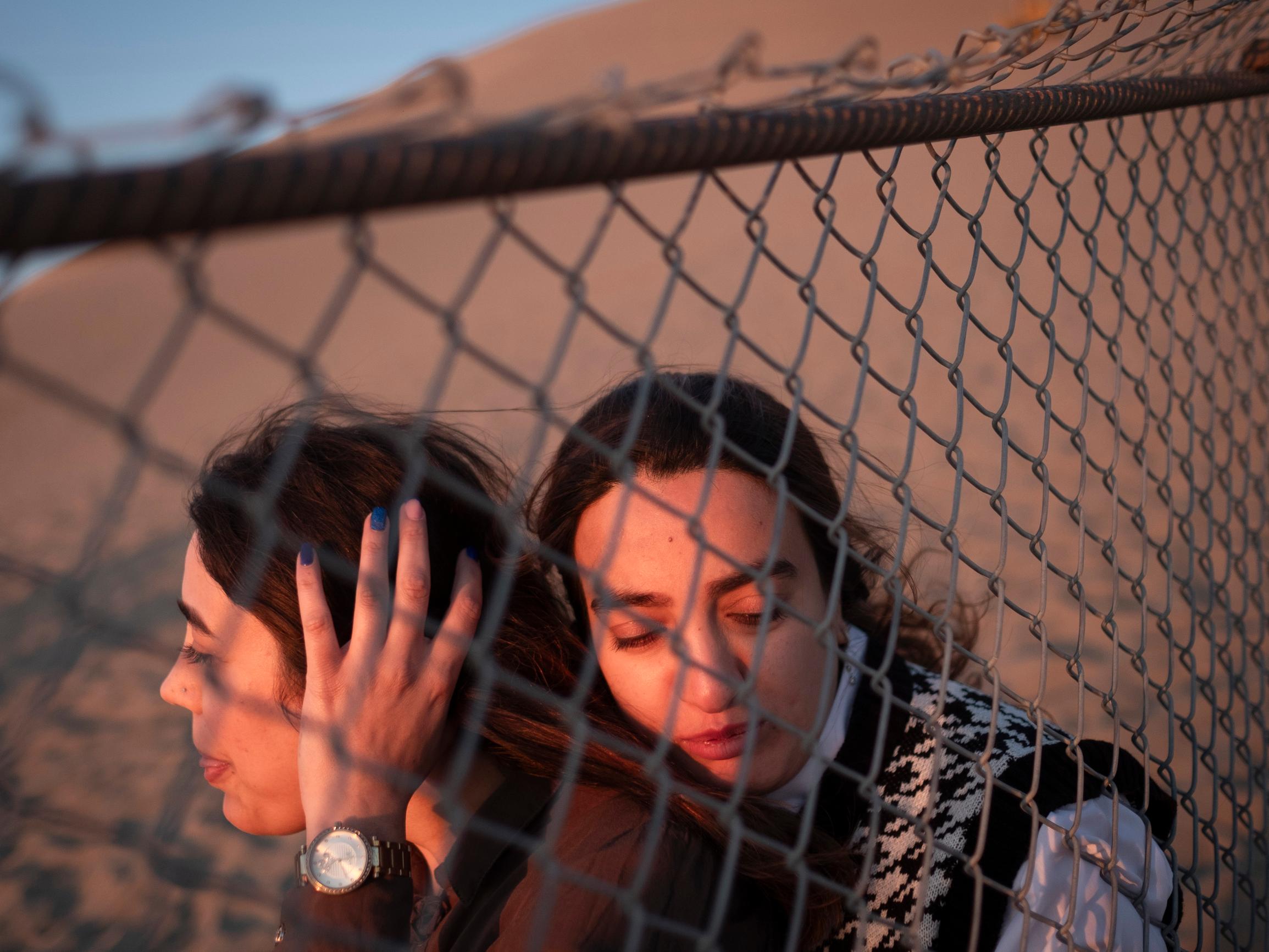 Mitä Iranissa on tapahtunut? Naiset kävelevät pääkaupungissa shortseissa ja tanssivat keikalla