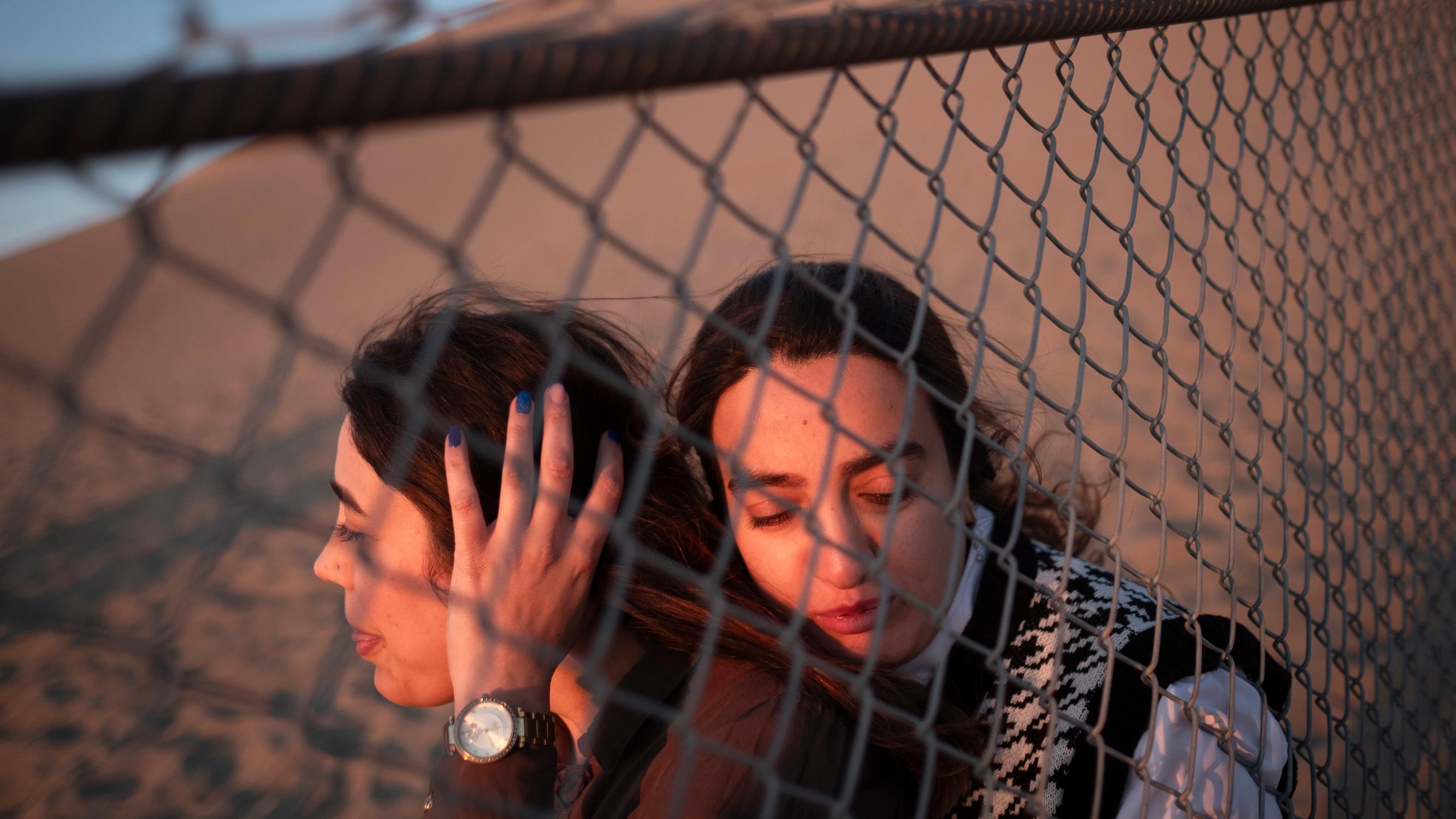 Mitä Iranissa on tapahtunut? Naiset kävelevät pääkaupungissa shortseissa ja tanssivat keikalla