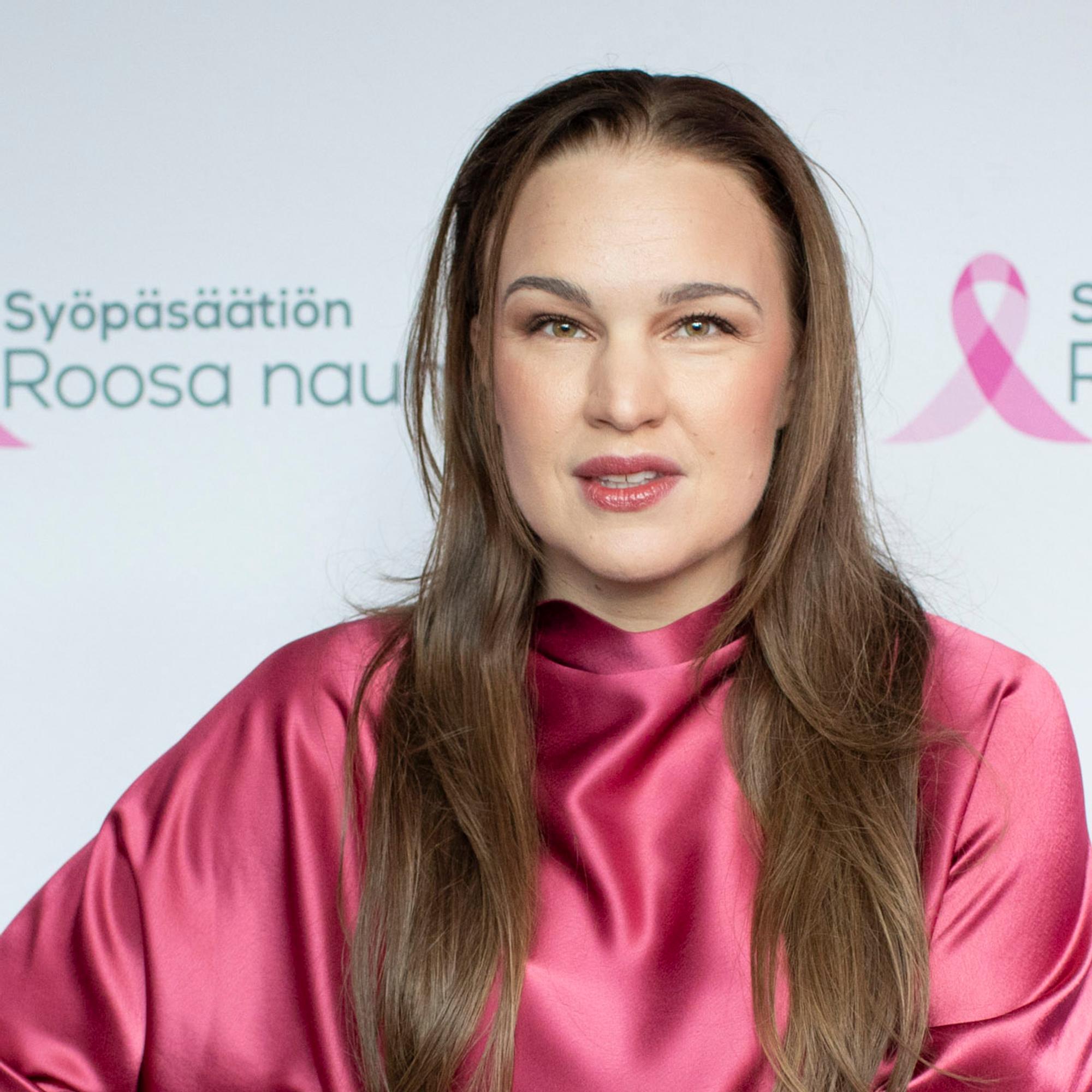 Katri Niskanen luo unelmien pukuja Linnan juhliin – ”Joskus urani alkuaikona otin viisitoista pukutilausta ja se oli liikaa”