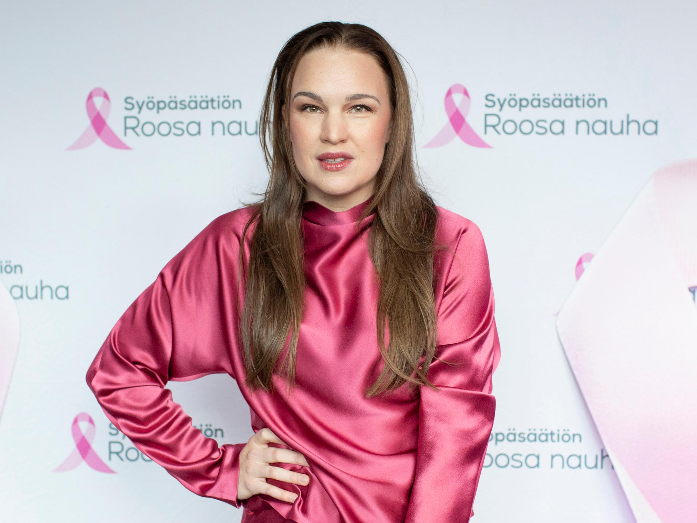 Katri Niskanen luo unelmien pukuja Linnan juhliin – ”Joskus urani alkuaikona otin viisitoista pukutilausta ja se oli liikaa”