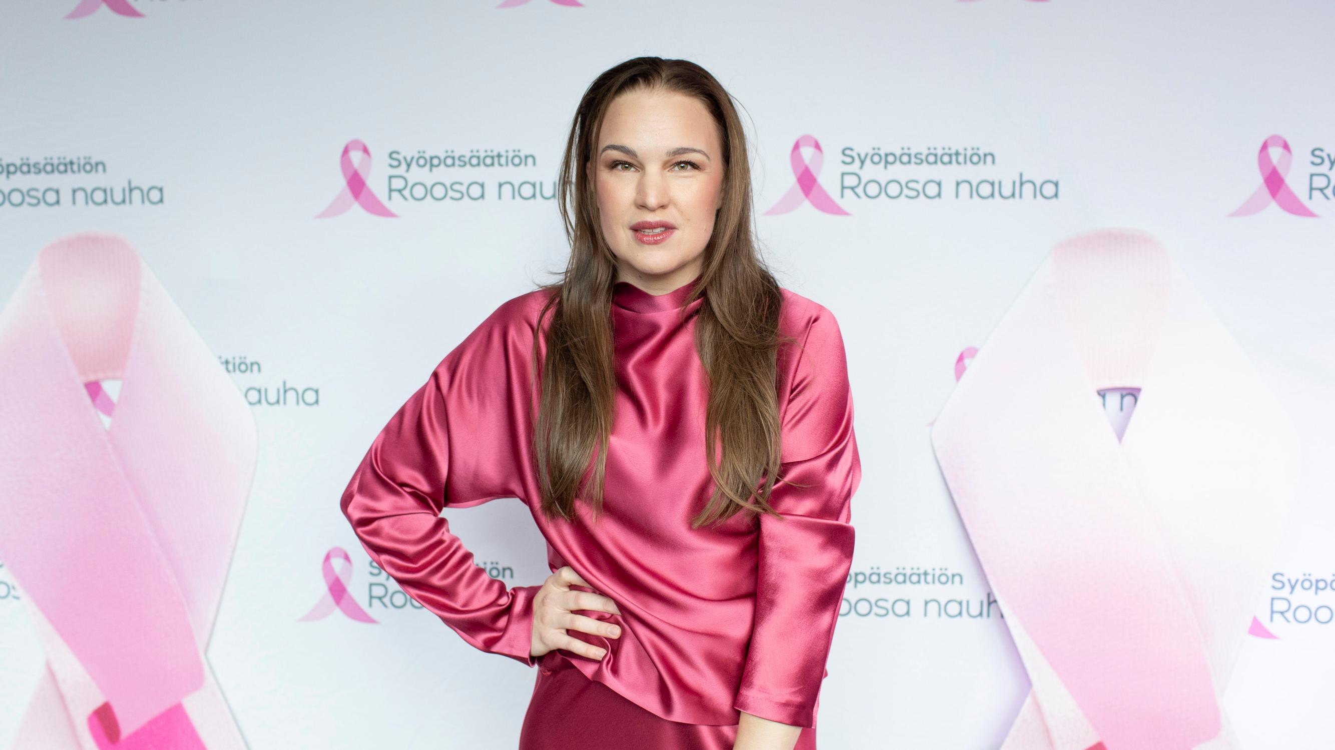 Katri Niskanen luo unelmien pukuja Linnan juhliin – ”Joskus urani alkuaikona otin viisitoista pukutilausta ja se oli liikaa”