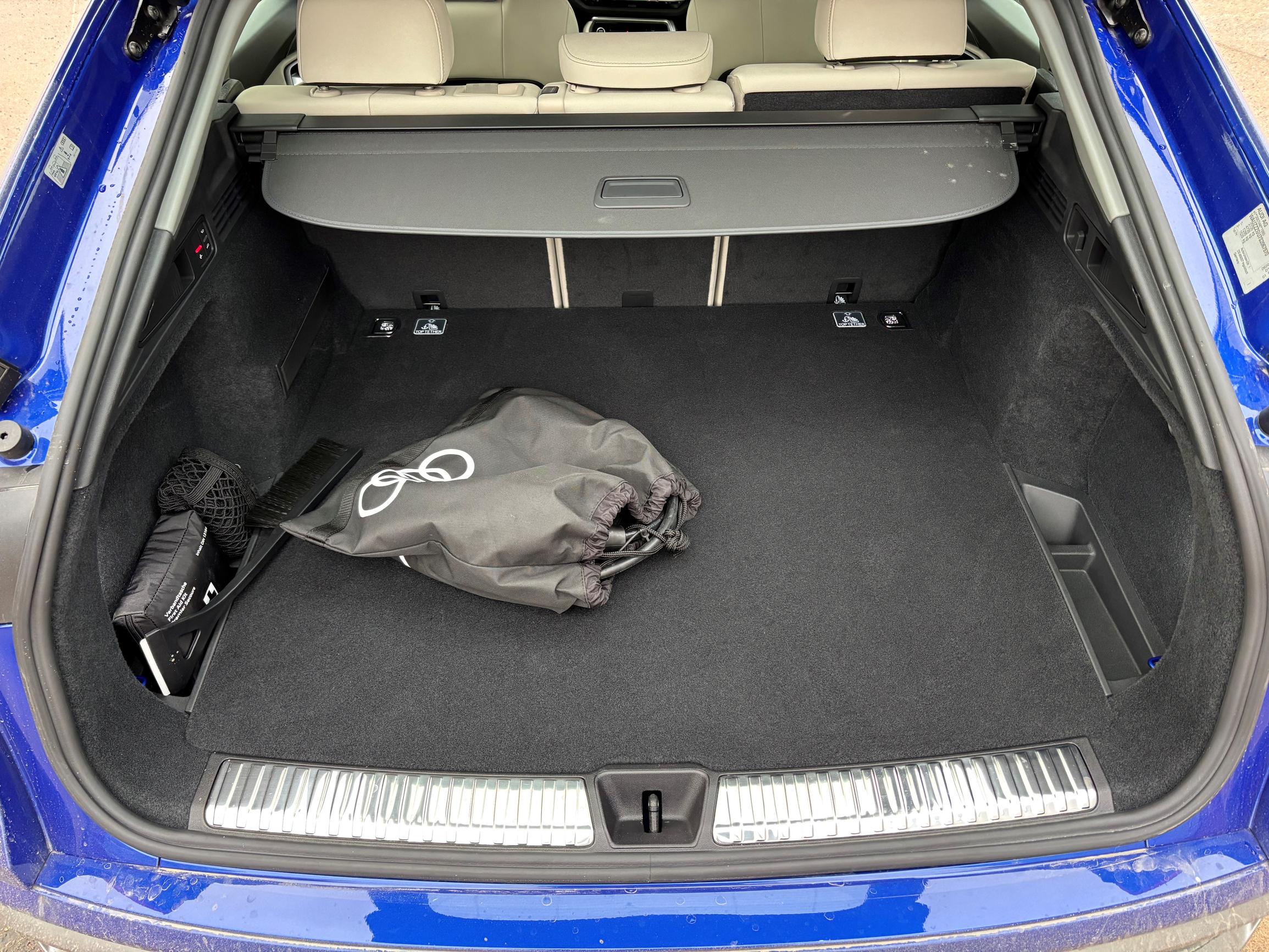 Audi Q5 Sportback e-Hybridin tavaratila on selkeän mallinen ja laajennettavissa: takapenkkiä voi siirtää liukukiskoilla eteenpäin.