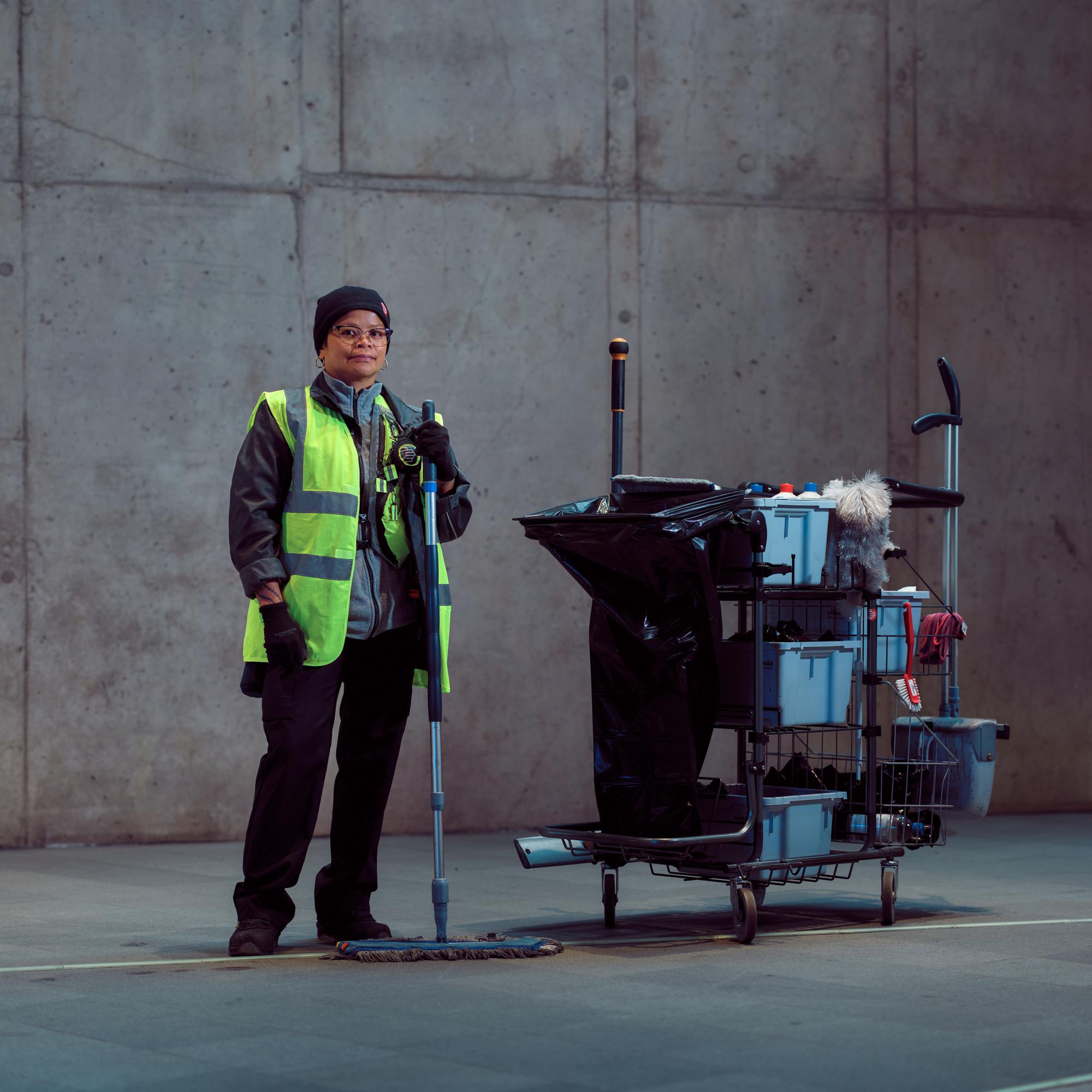 Rosalinda Salmi tekee työtä, josta ei kiitetä – Näkymätön työ on yhä useammin ulkomaalaistaustaisten harteilla