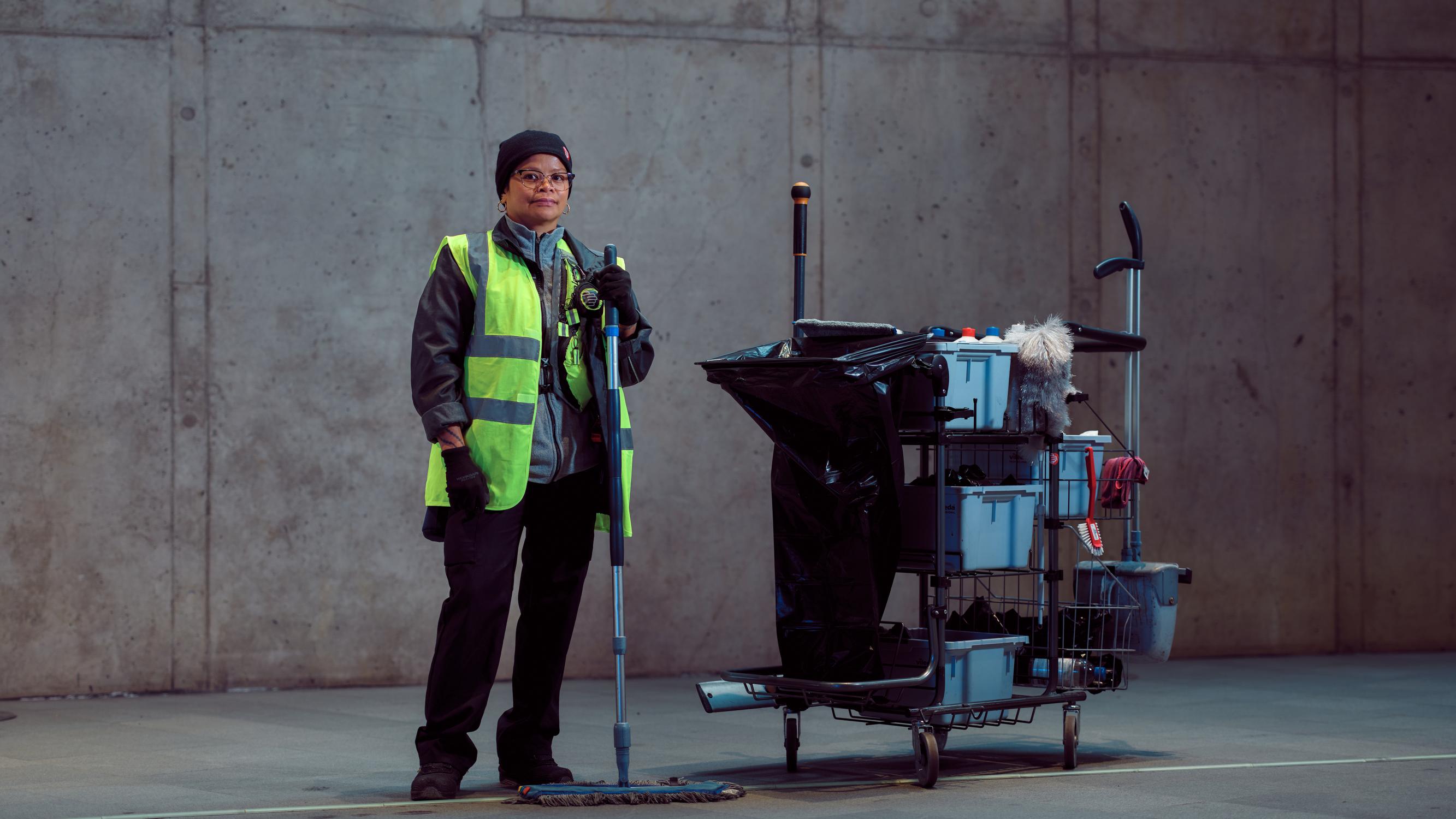 Rosalinda Salmi tekee työtä, josta ei kiitetä – Näkymätön työ on yhä useammin ulkomaalaistaustaisten harteilla