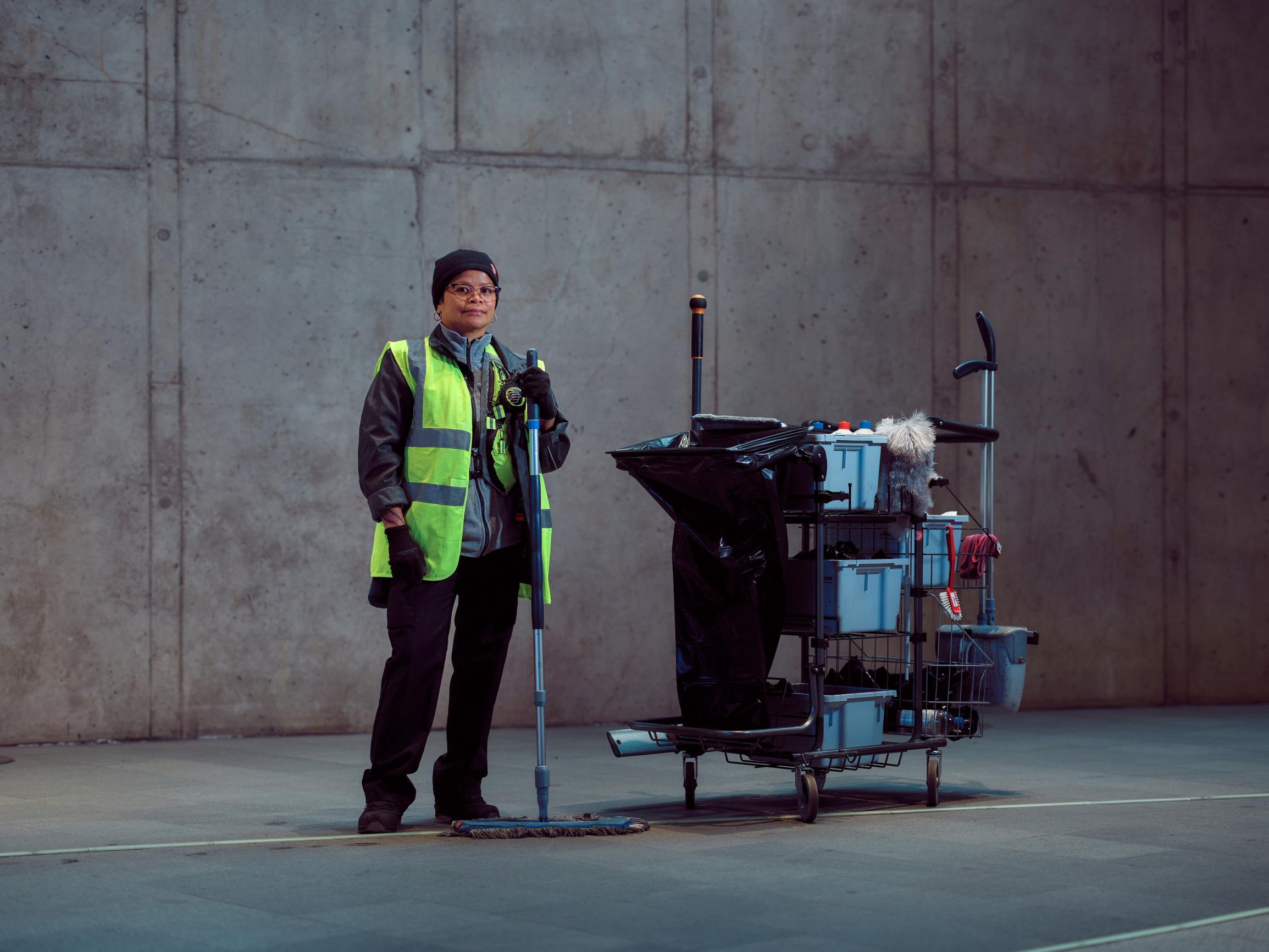 Rosalinda Salmi tekee työtä, josta ei kiitetä – Näkymätön työ on yhä useammin ulkomaalaistaustaisten harteilla