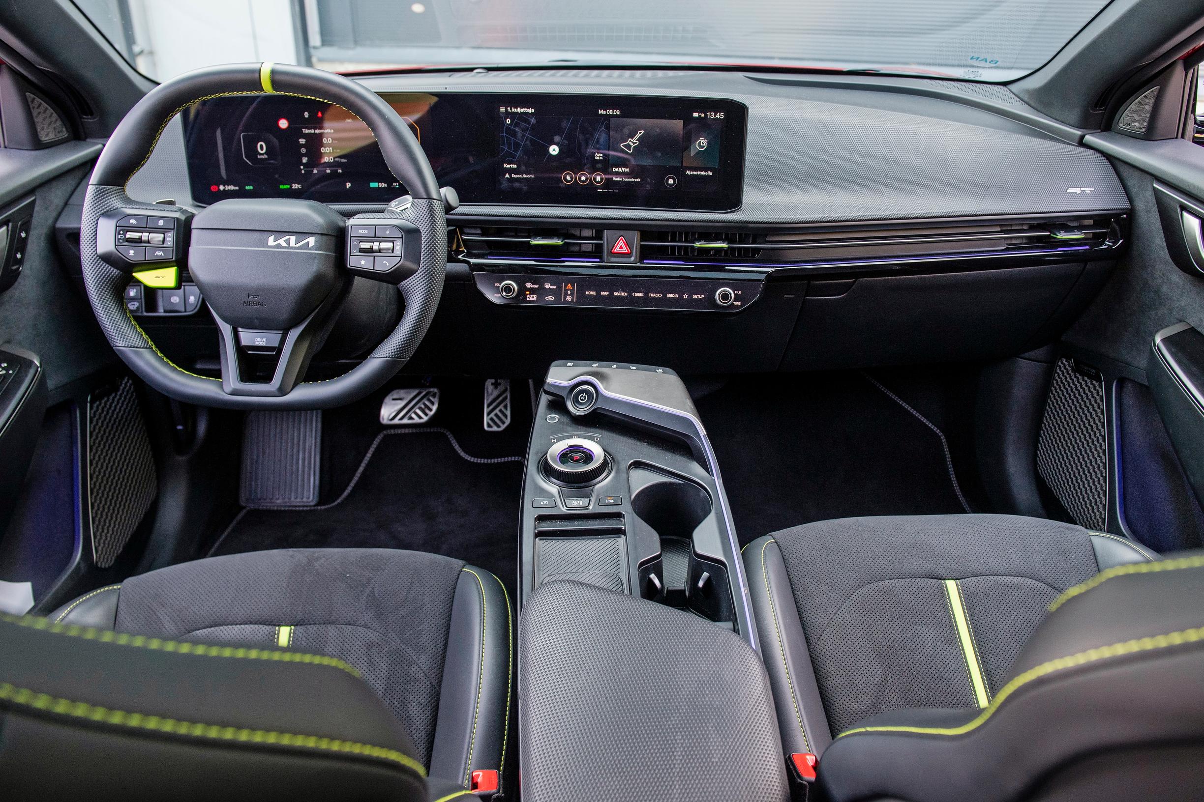 Kia EV6 GT:n pitkäksi venytetty keskinäyttö hallitsee kojelautanäkymiä.