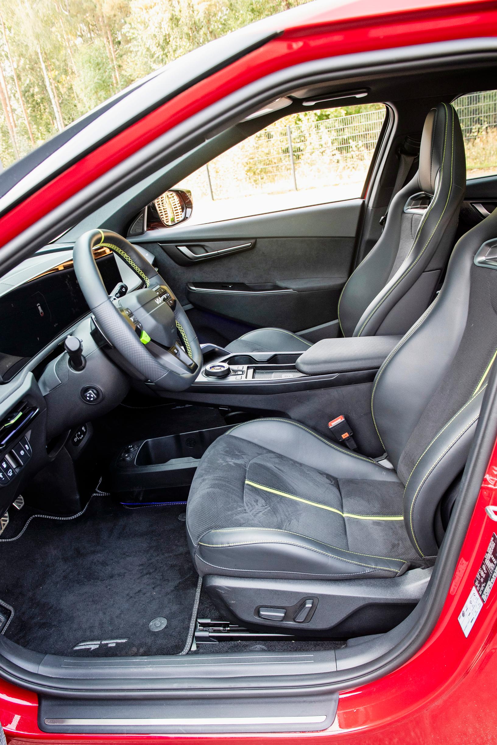 Kia EV6 GT:n kuskin istuin tukee hyvin joka suunnasta.