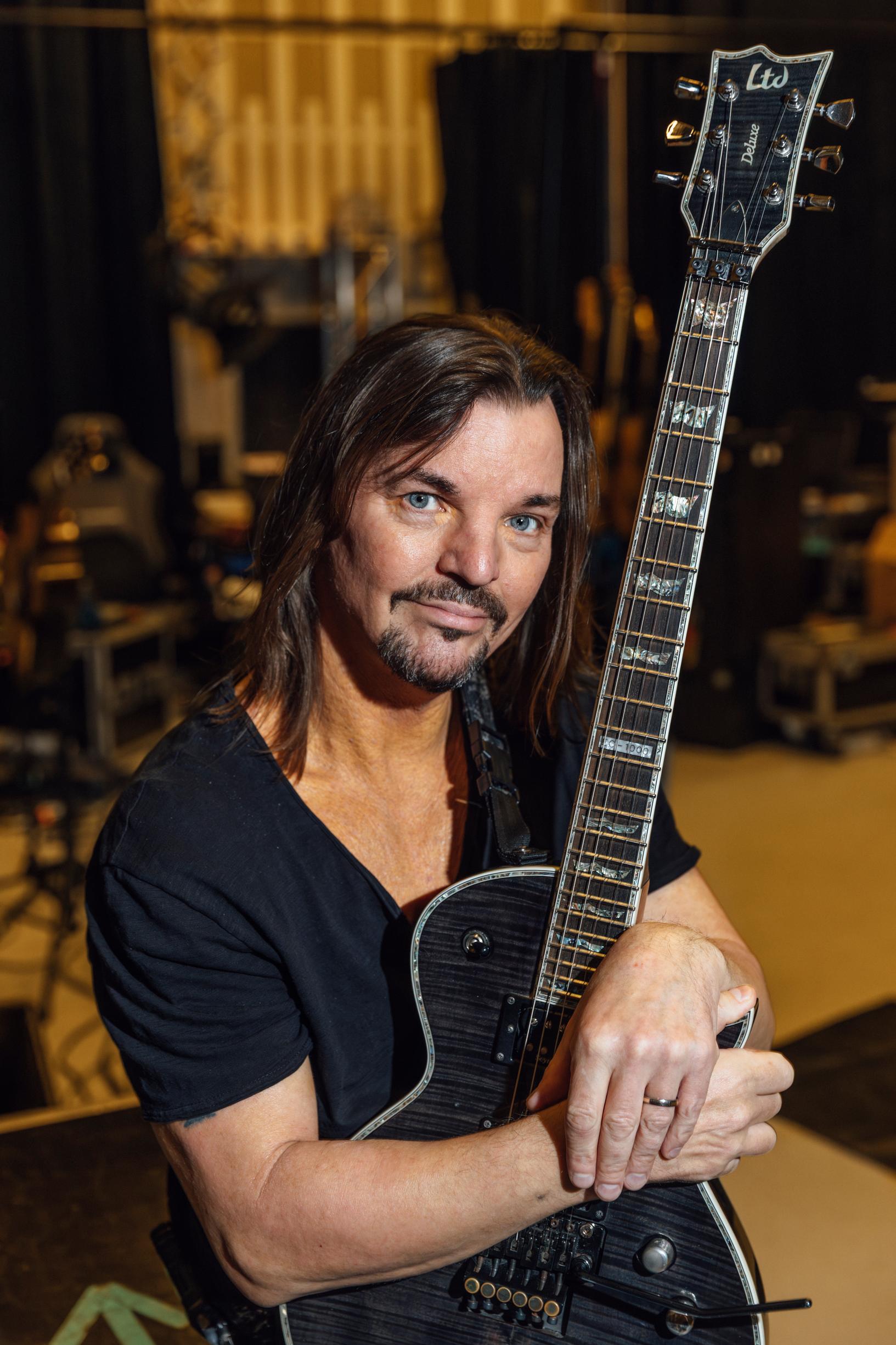 Kitaristi Erkka Korhonen on mies suositun Raskasta joulua -ilmiön takana.