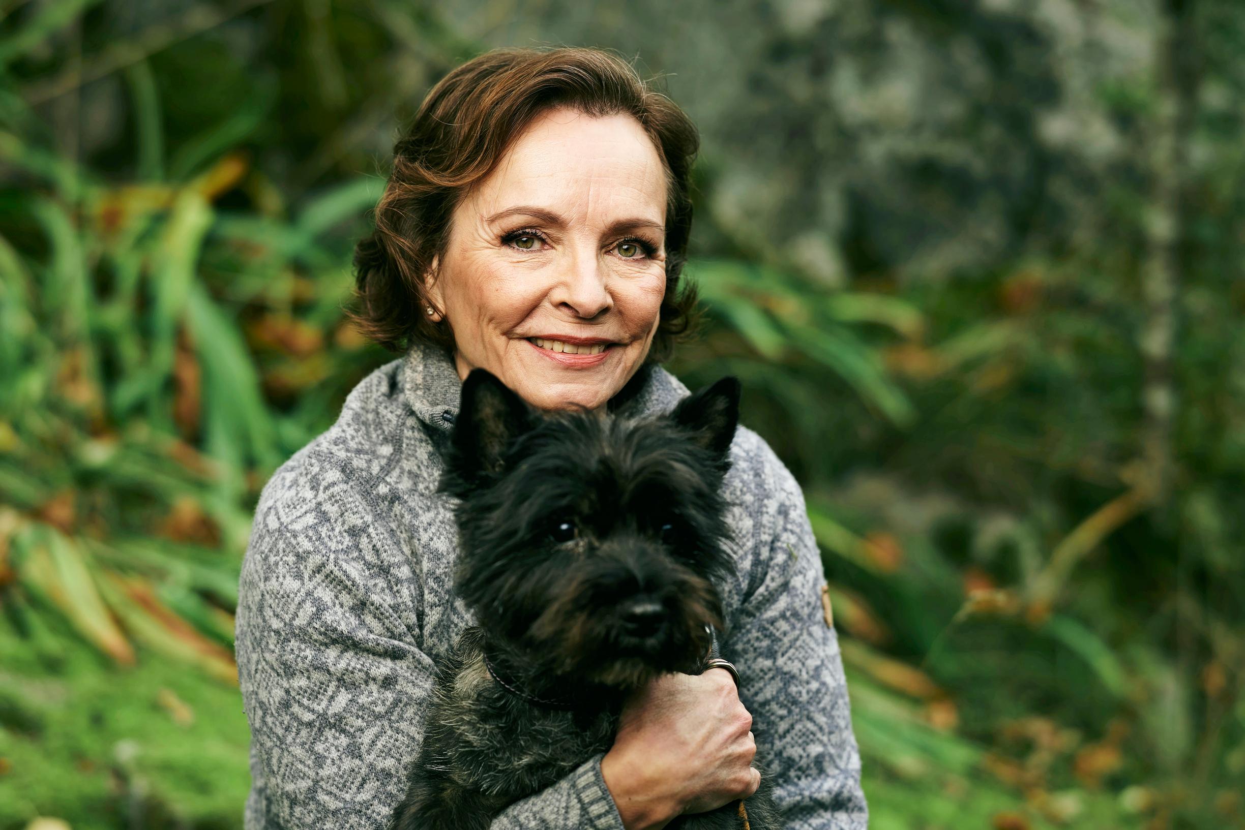 Kaitsua ja minua yhdistää perhekeskeisyys ja eläin­rakkaus, aktiivisuus ja samanlainen huumorintaju. Molemmille on tärkeää oma reviiri, Marja Aarnipuro sanoo.