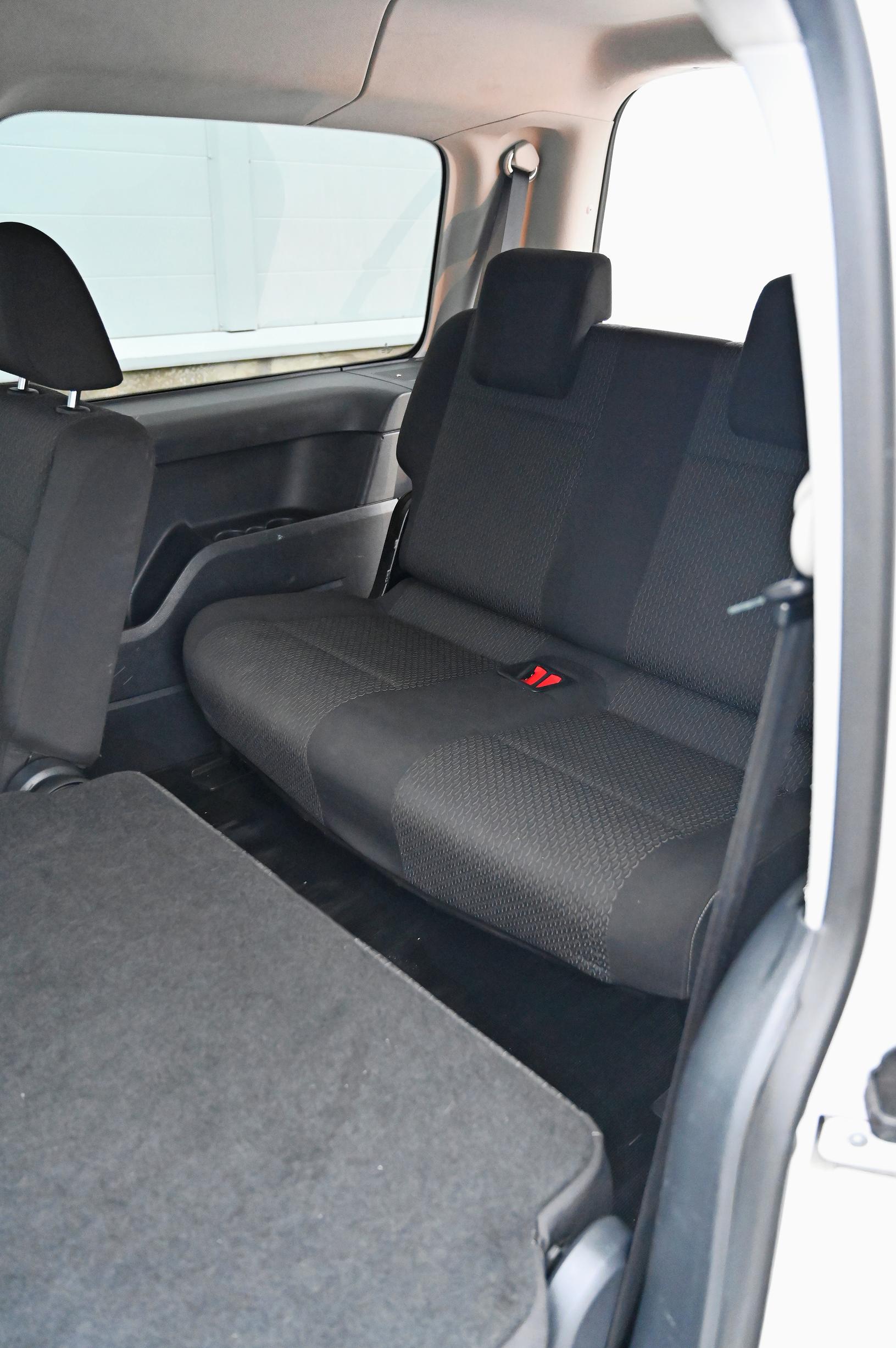 Volkswagen Caddy Maxin kolmannella rivillä on hyvin tilaa. Kaksi henkeä viihtyy mainiosti. Penkin voi myös halutessaan irrottaa, jolloin tavaratilasta tulee massiivinen.