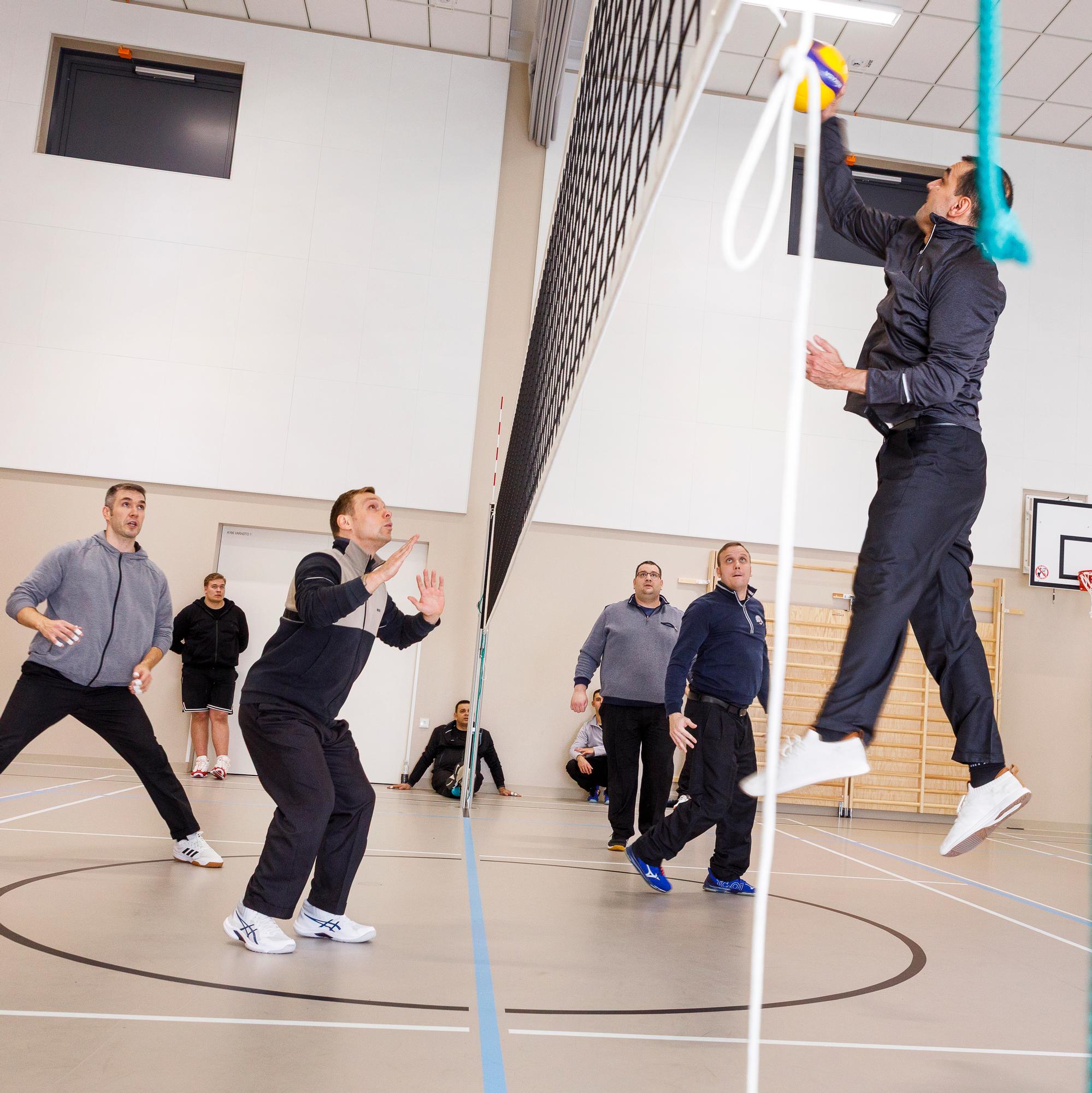 Lempäälän lentistreeneissä romanit ja kantaväestö pelaavat samassa joukkueessa – Peleissä murtuvat jää ja ennakkoluulot