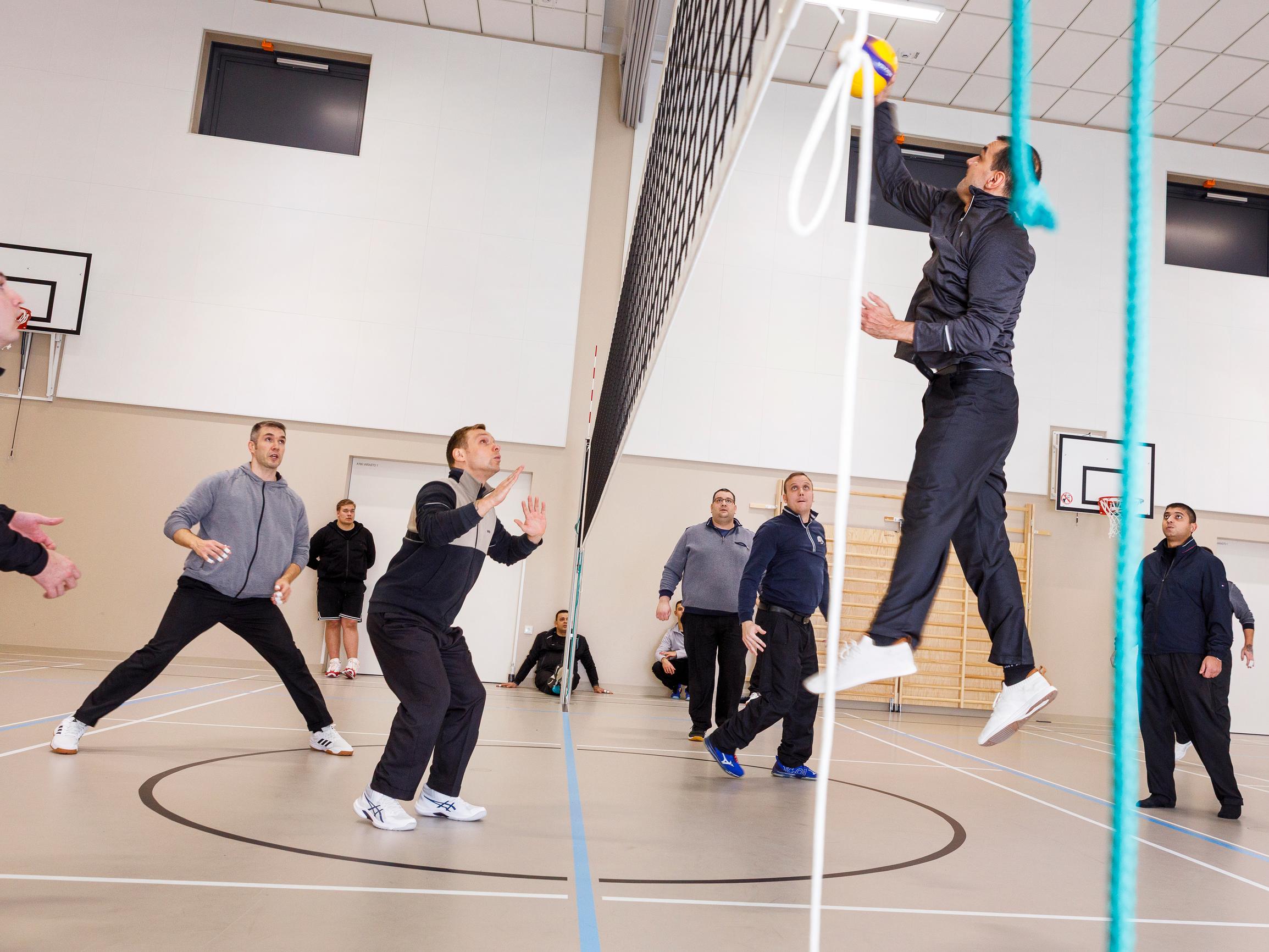 Lempäälän lentistreeneissä romanit ja kantaväestö pelaavat samassa joukkueessa – Peleissä murtuvat jää ja ennakkoluulot