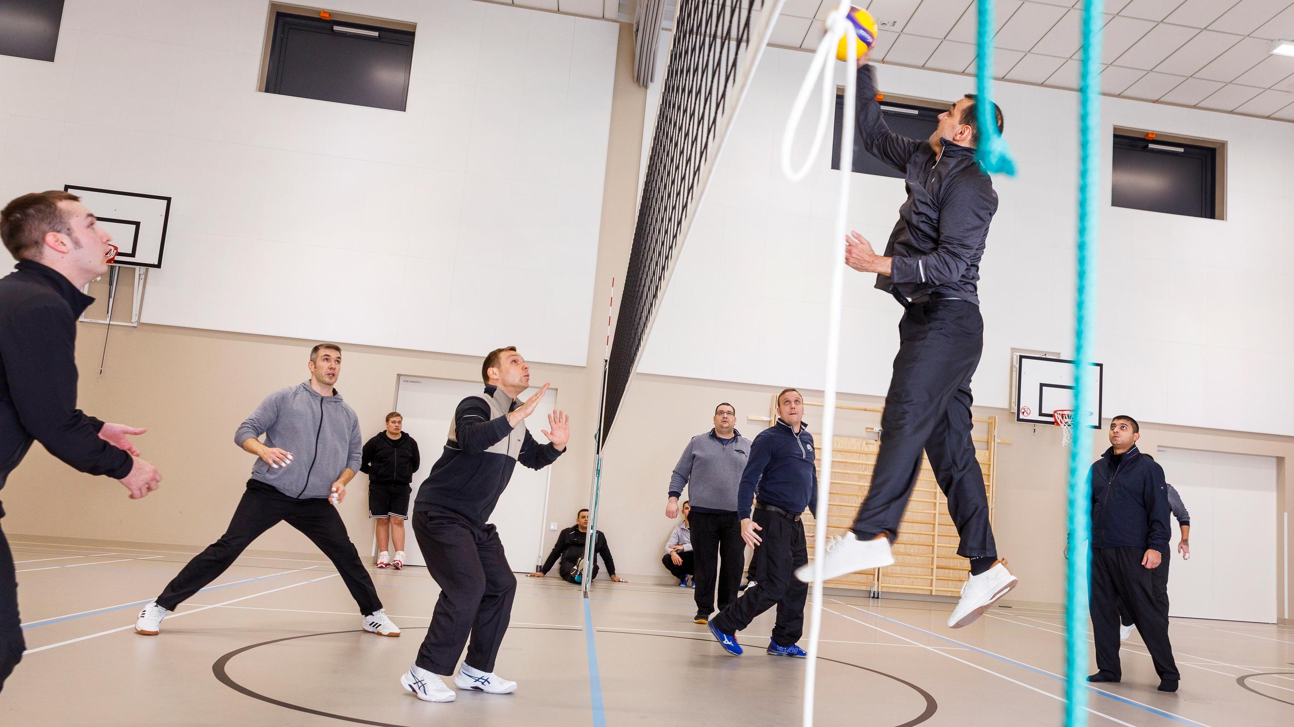 Lempäälän lentistreeneissä romanit ja kantaväestö pelaavat samassa joukkueessa – Peleissä murtuvat jää ja ennakkoluulot