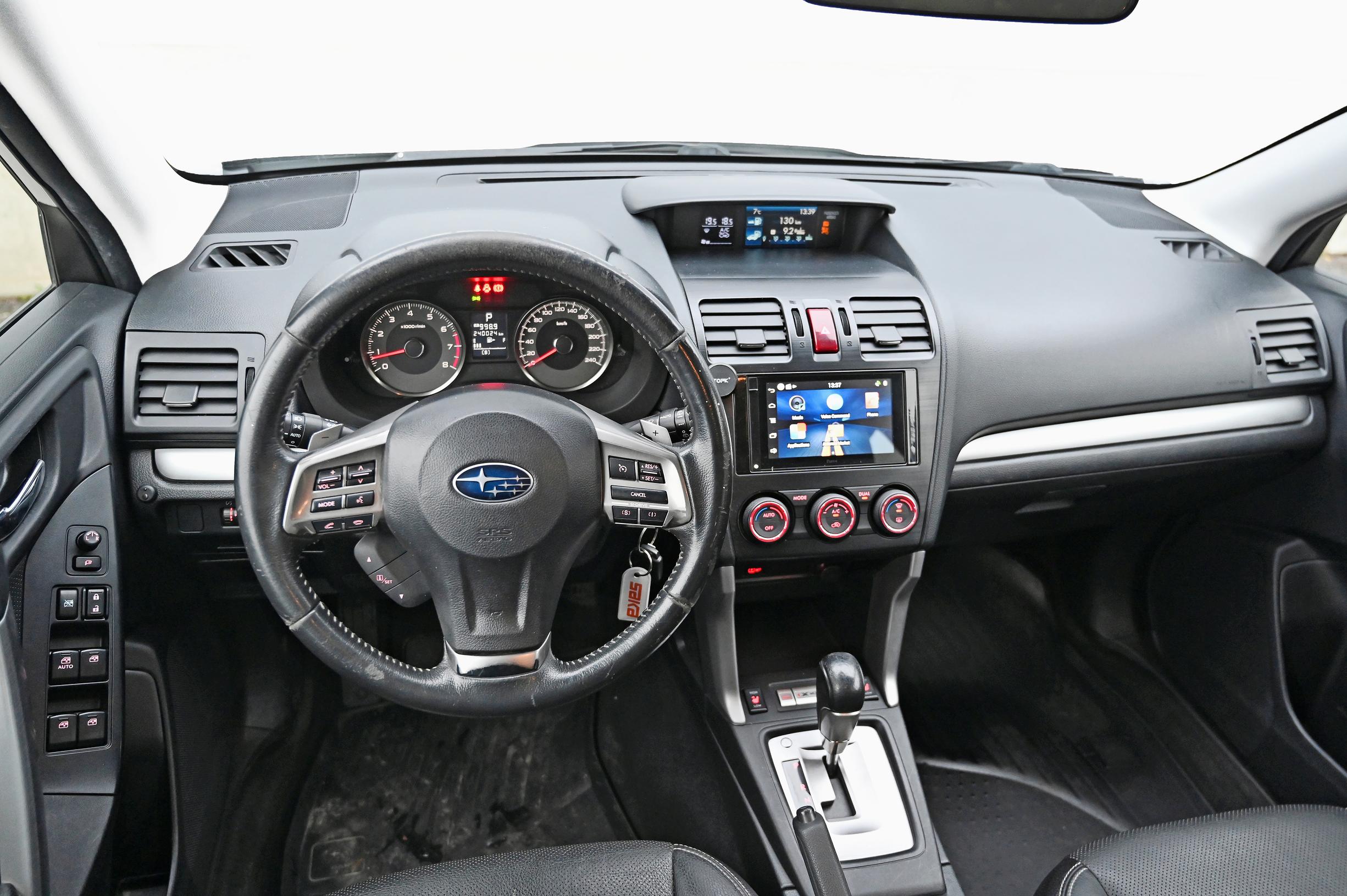 Subaru Foresterin kojelauta on perinteistä, käyttäjäystävällistä mallia kierrettävine ja painettavine kytkimineen.