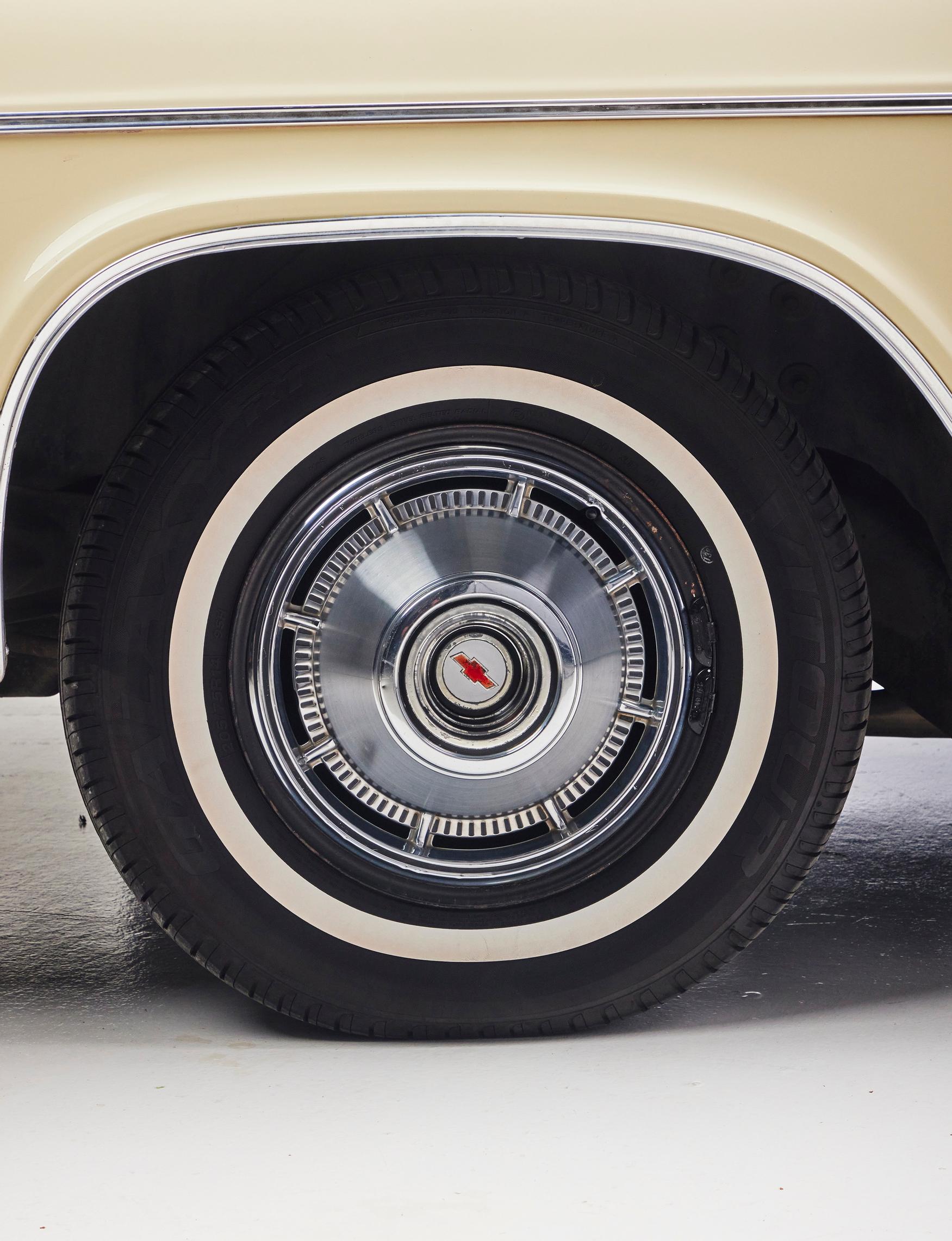 Chevrolet Impala Sport Coupé 283 vm. 1966:ssa on valkosivurenkaat ja sellaiset ne olla pitää.