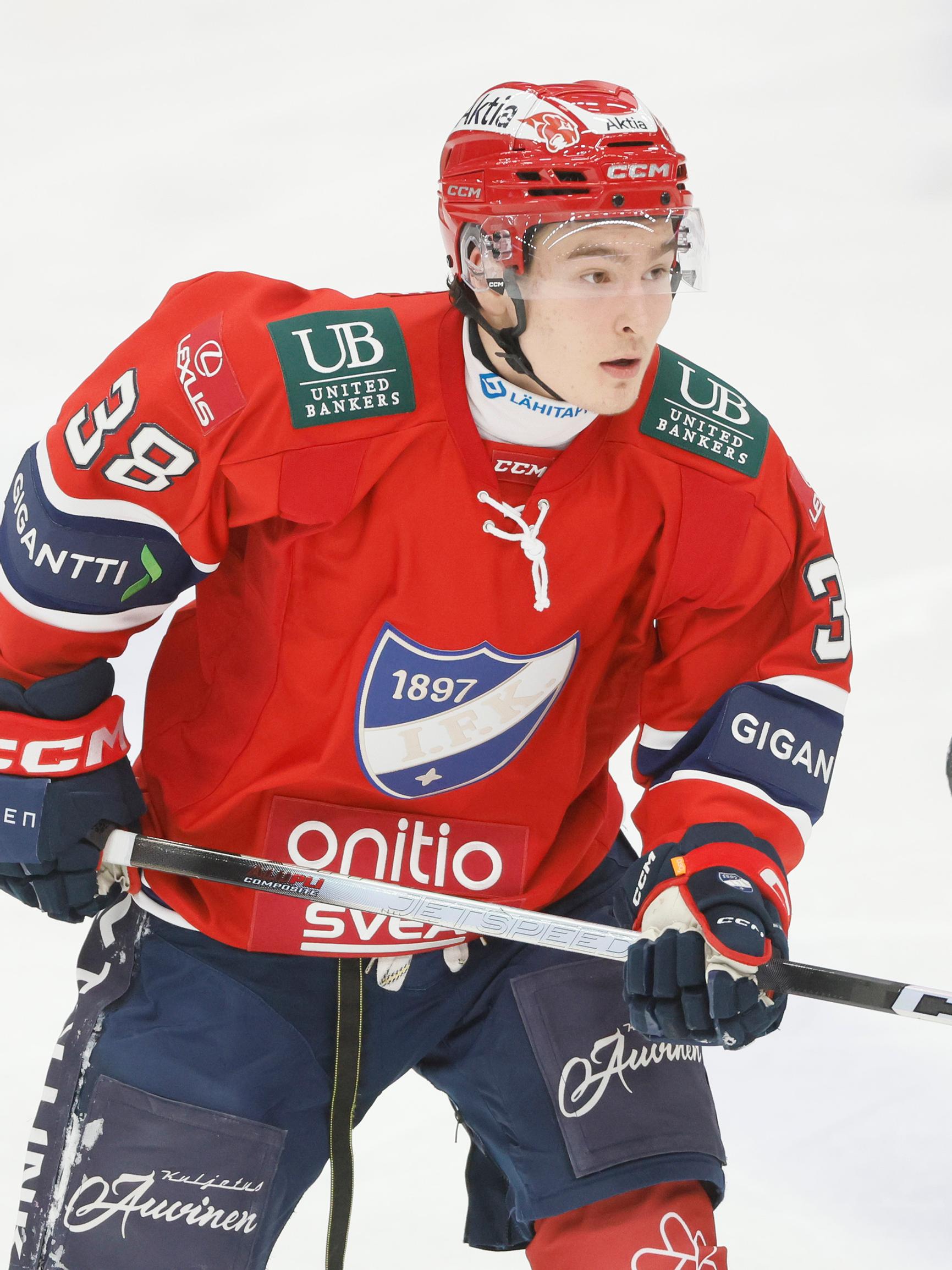 Otsikoihin nousseen 16-vuotiaan tykin Liiga-debyytti vesittyi yllättävästä syystä: "Saattaa olla, ettei häntä kiinnosta auttaa nuorta pelaajaa"