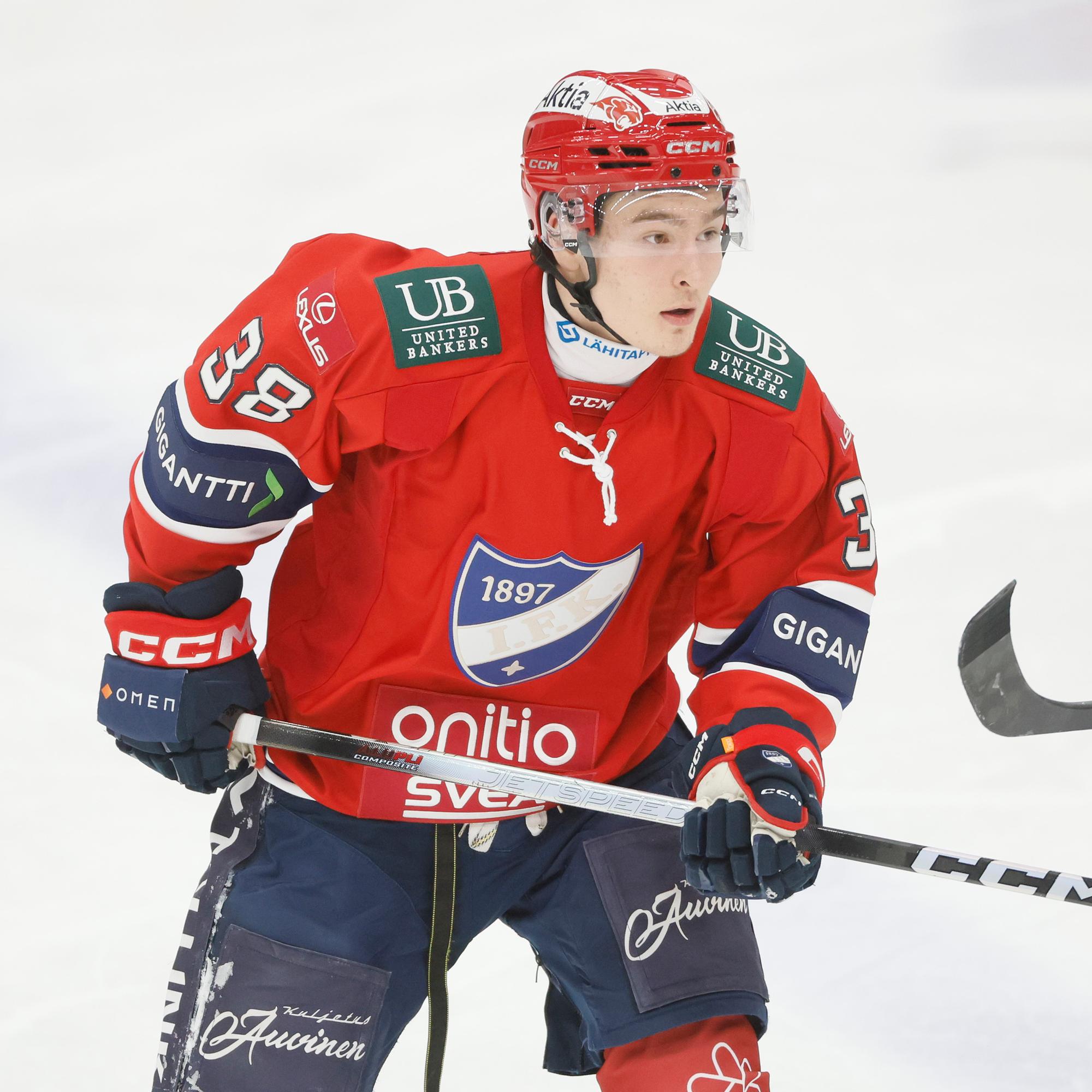 Otsikoihin nousseen 16-vuotiaan tykin Liiga-debyytti vesittyi yllättävästä syystä: "Saattaa olla, ettei häntä kiinnosta auttaa nuorta pelaajaa"