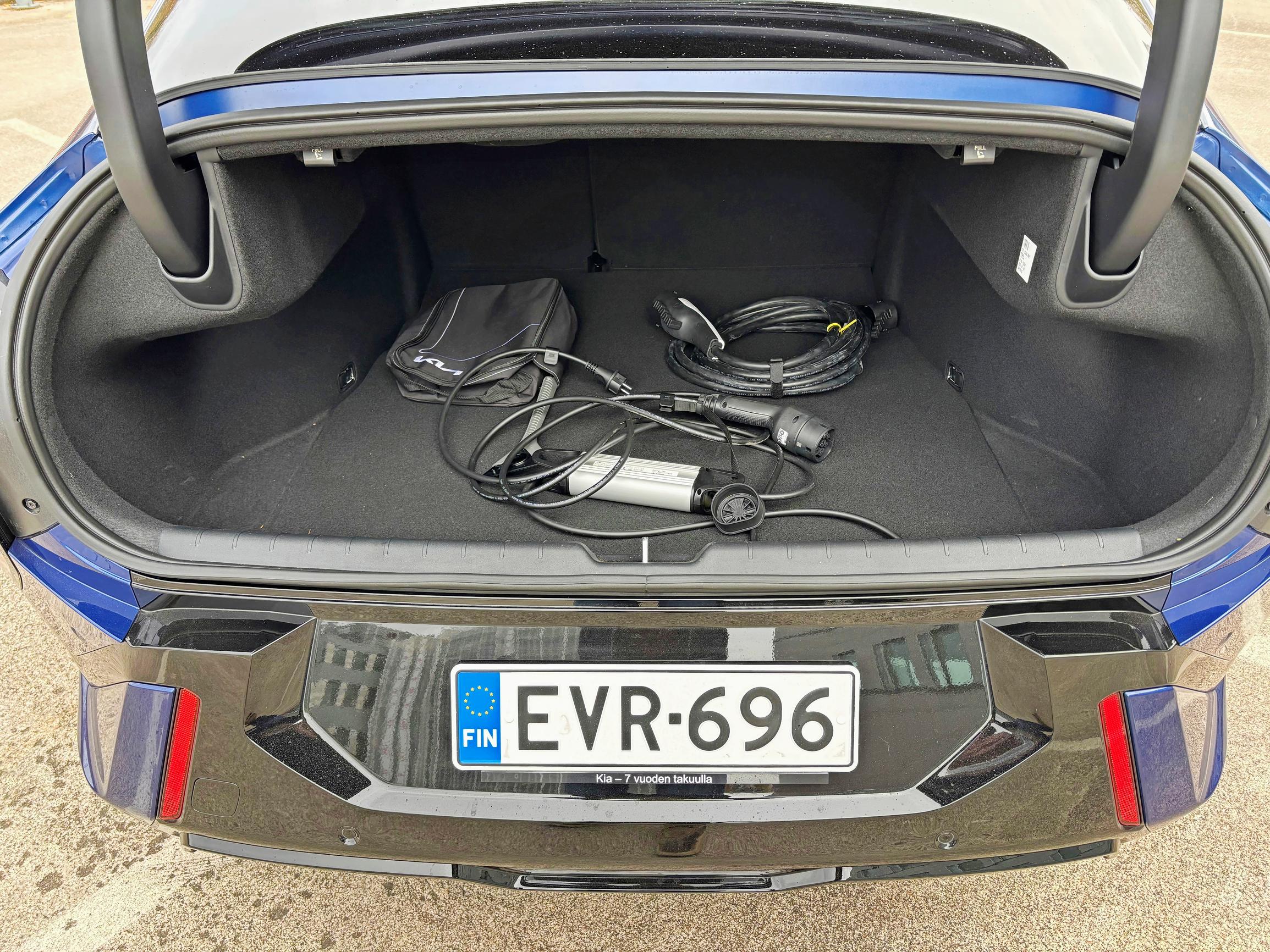 Kia EV4 Fastbackin tavaratilassa vetoisuutta sinänsä piisaa, mutta lastausaukko on mitä on.