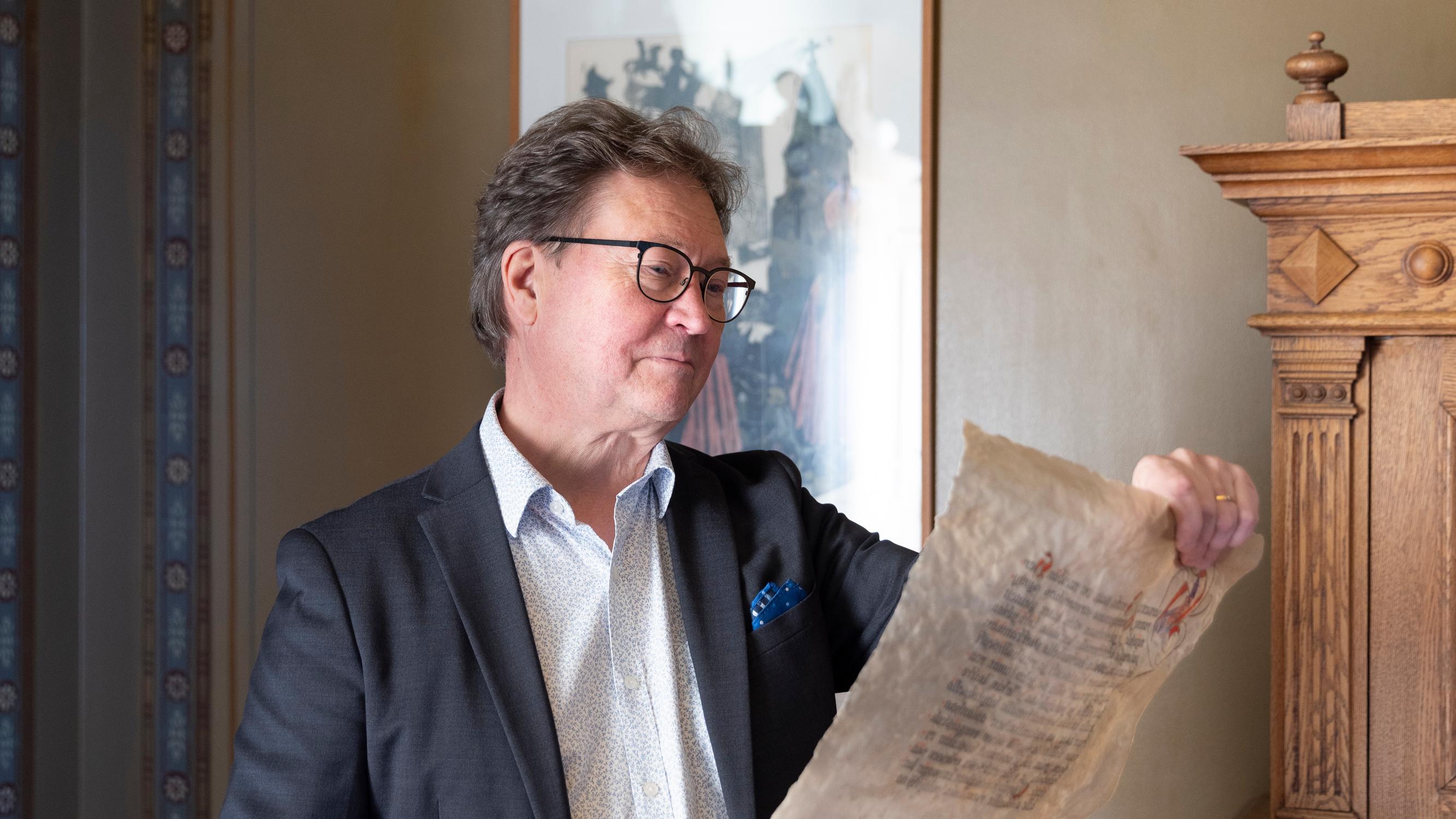 Tätä et näe televisiossa - Jotta Mika Akkanen pääsee julistamaan joulurauhan, hänen työkaverinsa täytyy kontata lattialla Turussa