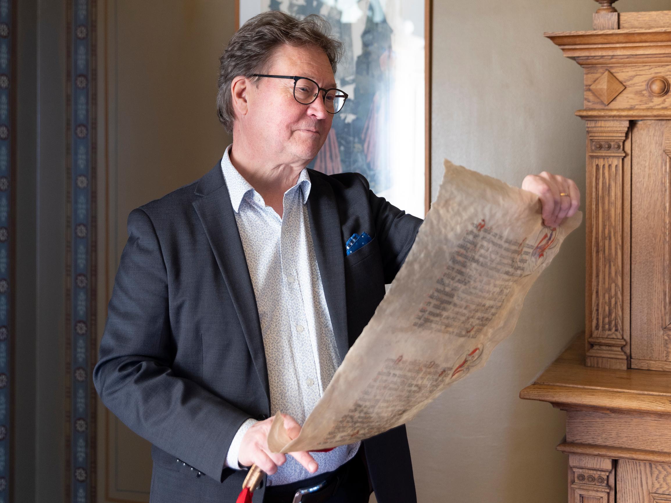 Tätä et näe televisiossa - Jotta Mika Akkanen pääsee julistamaan joulurauhan, hänen työkaverinsa täytyy kontata lattialla Turussa