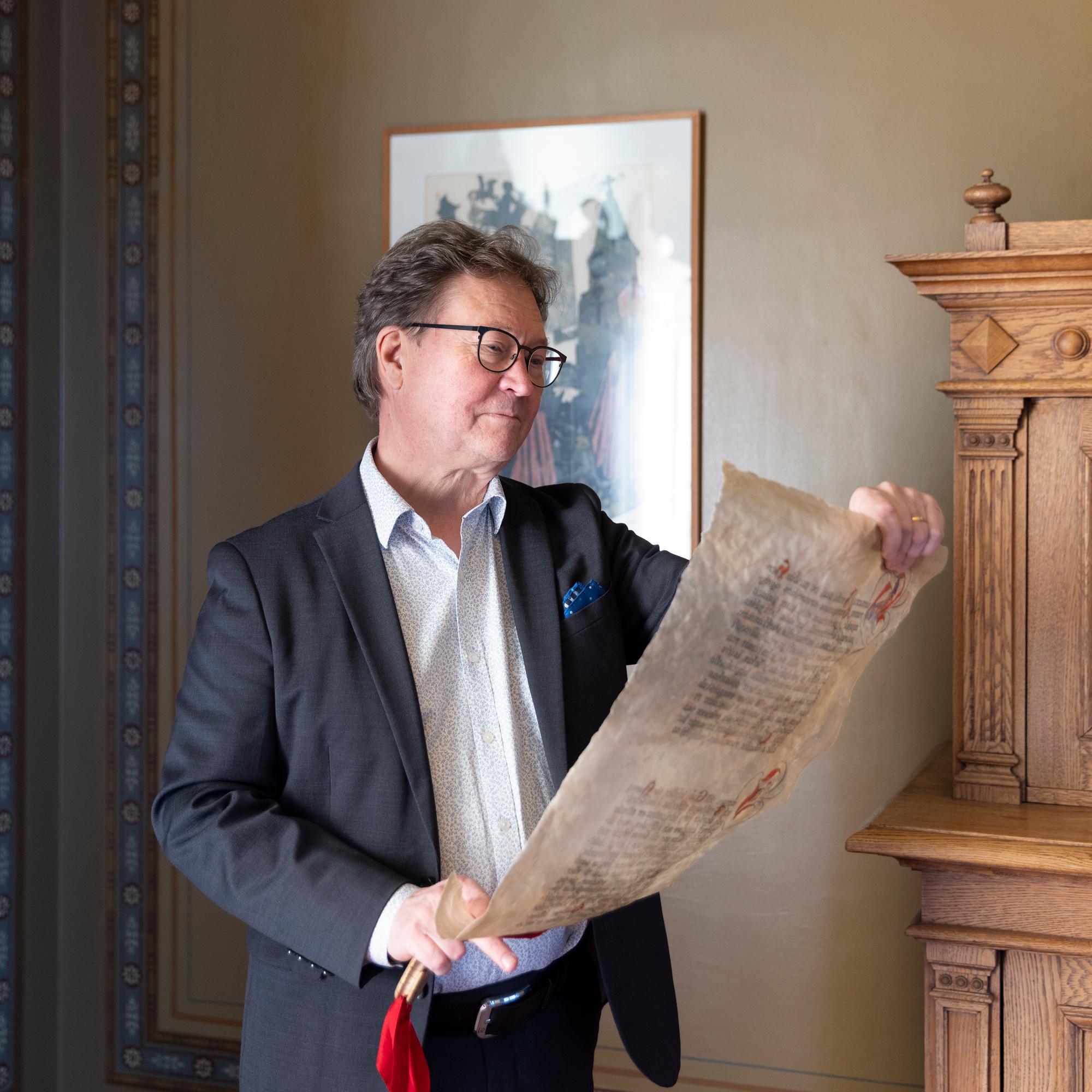 Tätä et näe televisiossa - Jotta Mika Akkanen pääsee julistamaan joulurauhan, hänen työkaverinsa täytyy kontata lattialla Turussa