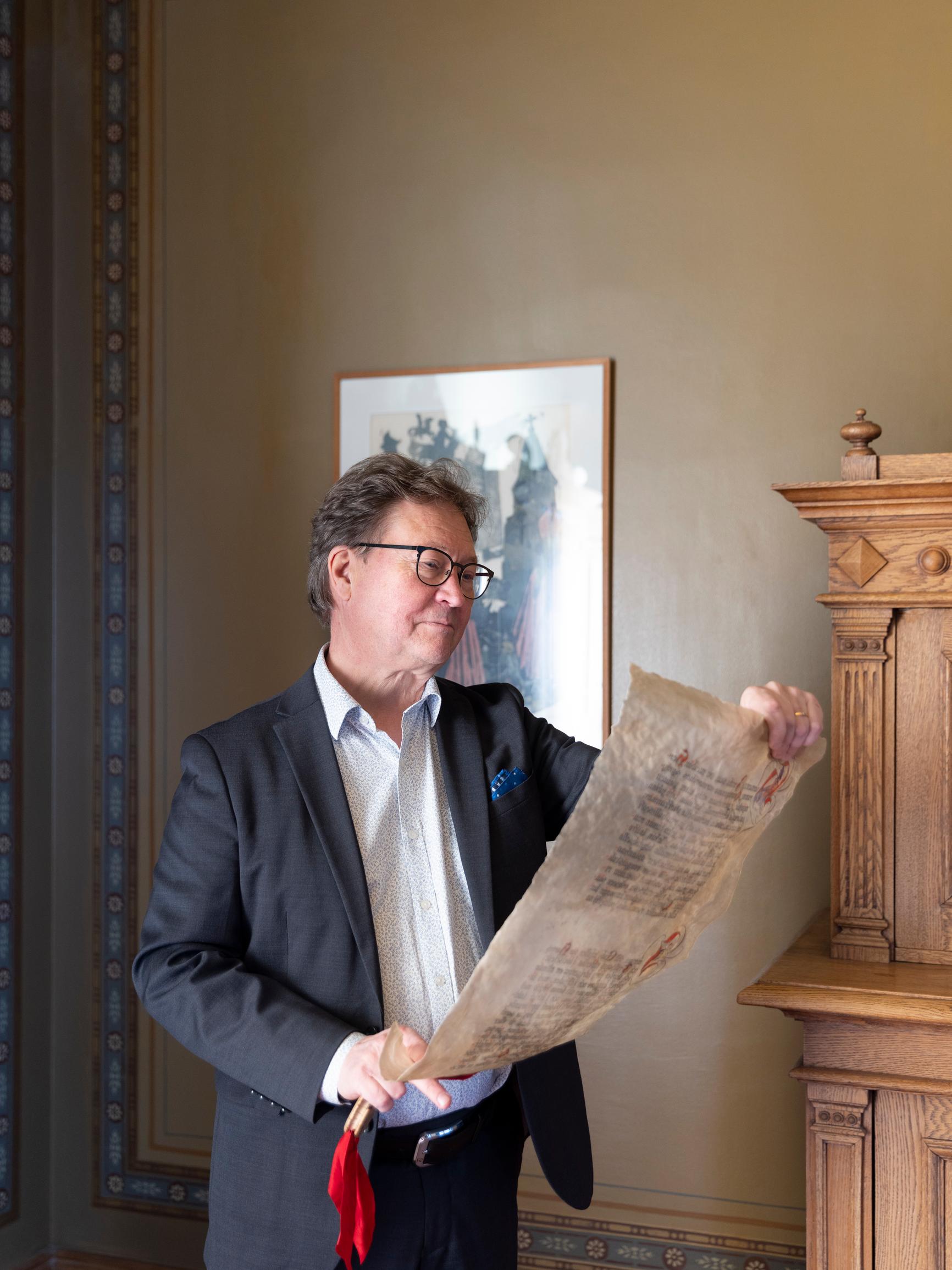 Tätä et näe televisiossa - Jotta Mika Akkanen pääsee julistamaan joulurauhan, hänen työkaverinsa täytyy kontata lattialla Turussa