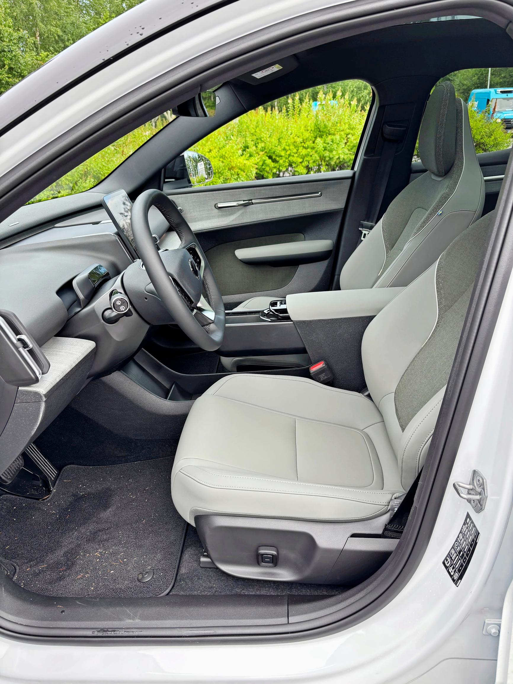 Volvo EX30 Cross Countryn ratti säätyy tarpeeksi lähelle ja penkkikin on hyvä. Ajoasennossa ei ole valittamista.