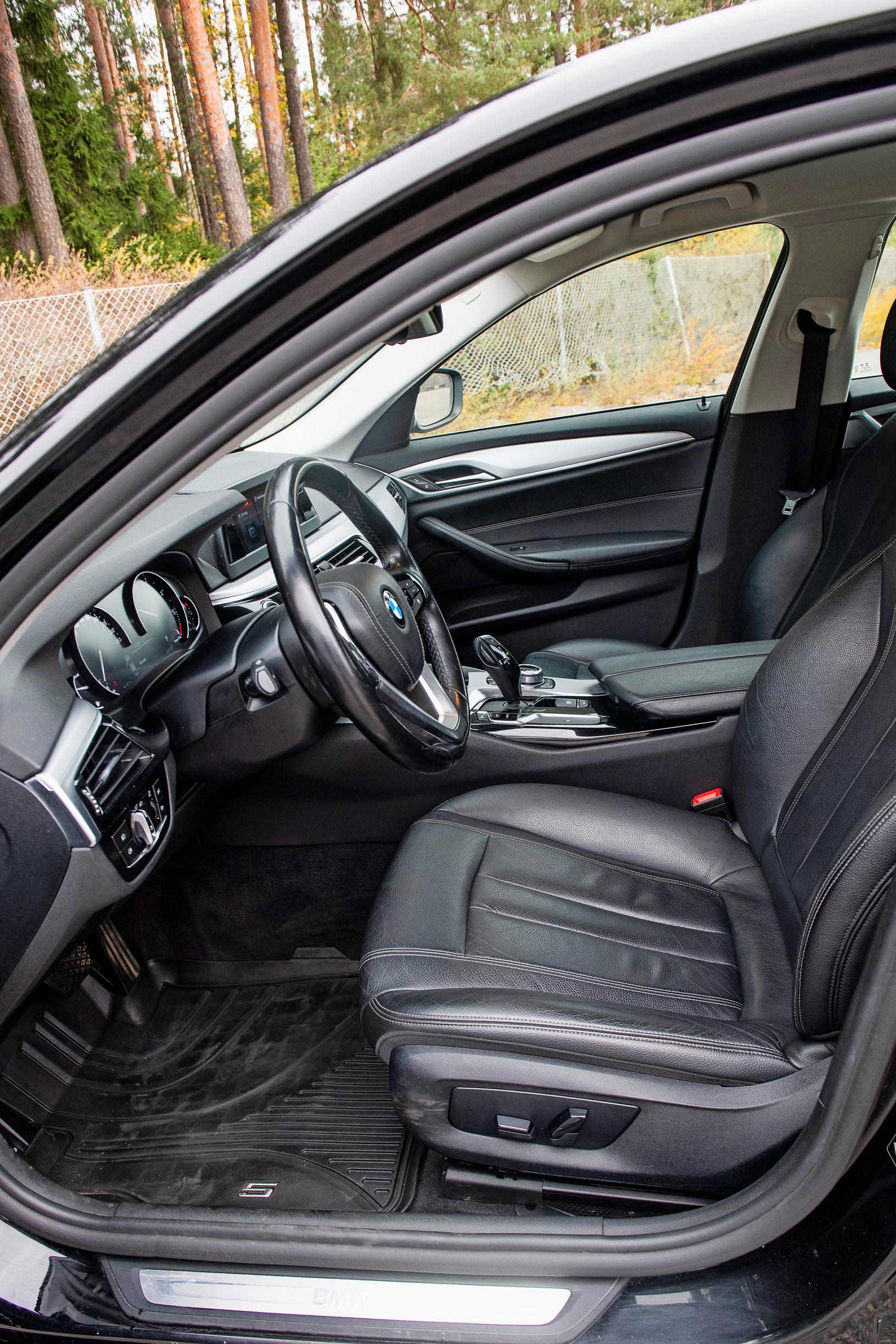 Vuoden 2019 BMW 520:n etupenkki. Sisustuksessa on tumma nahkaa niille, jotka siitä tykkäävät. 