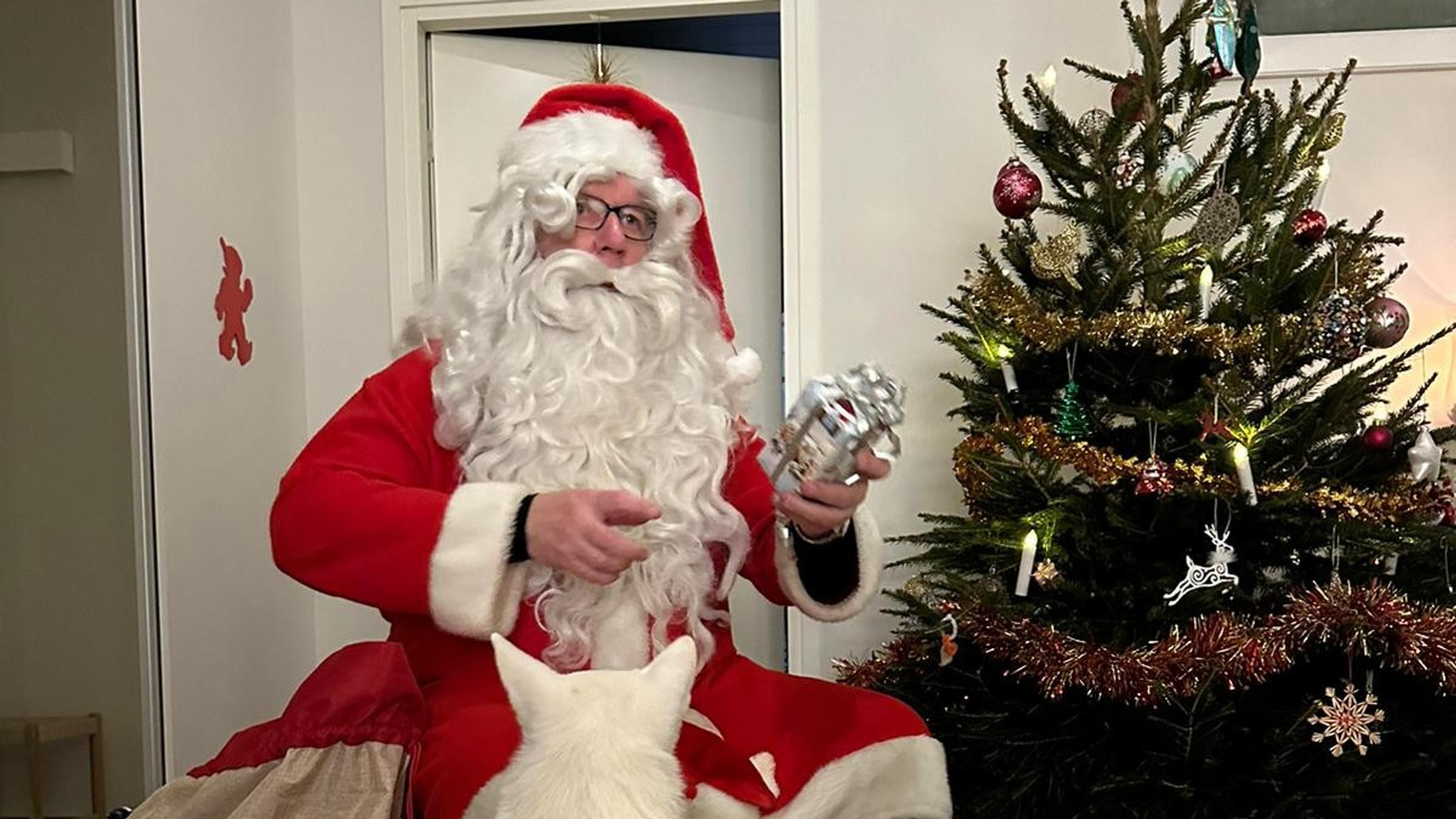 Hämeenlinnalaisen superjoulupukin Pertin, 65, apuna ovat kuski, excel-taulukko ja vuosien kokemus: ”Nakit eivät sotke pukin partaa”