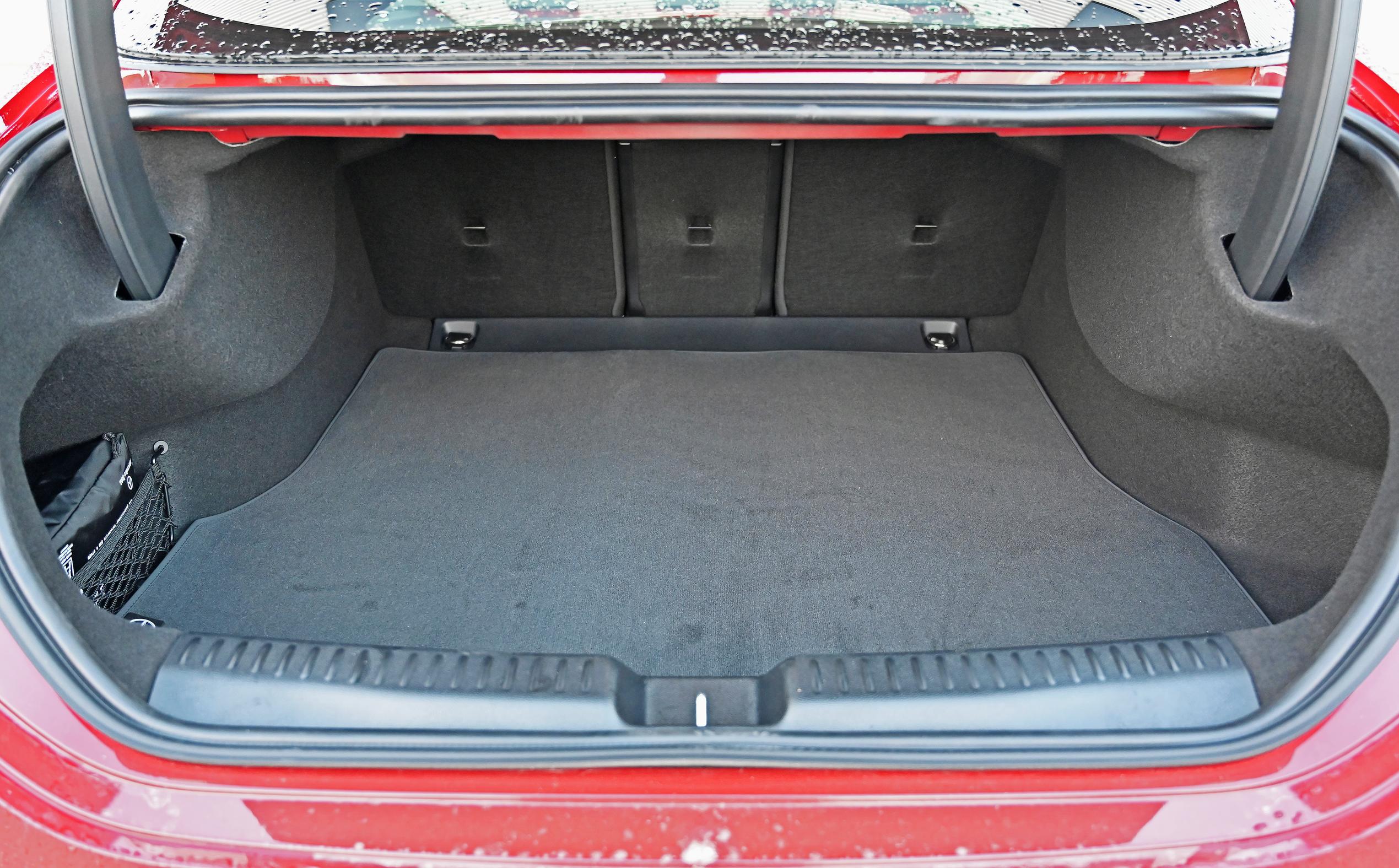 Mercedes-Benz CLA 250+ AMG Linen 405 litran tavaratila on tässä kokoluokassa vain kohtuullinen saavutus, mutta se on vain hyväksyttävä sedan-korin ominaisuutena. Lastausaukko on pienehkö. Farmarikorinen CLA Shooting Brake saapuu paikkaamaan tilannetta ensi vuonna.