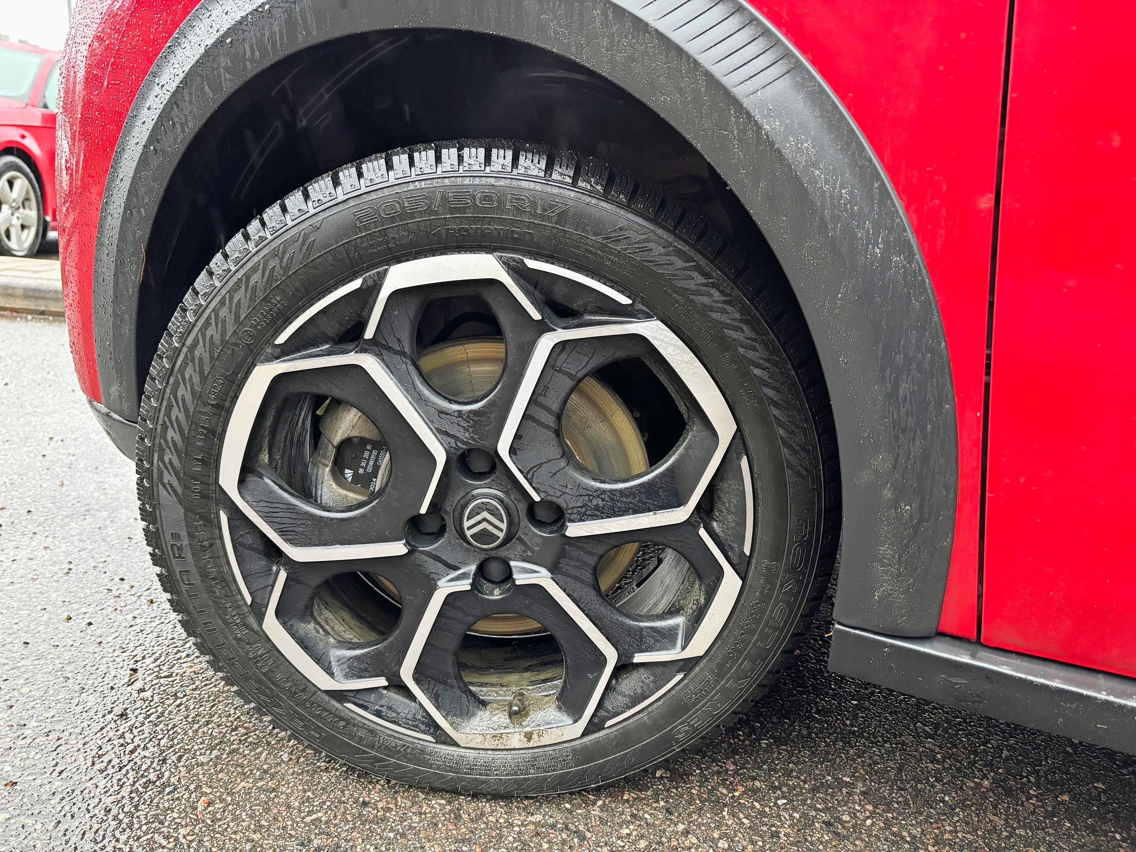 Citroën e-C3:n talvirenkaat ovat tietenkin kitkat. Nokian Hakkapelitta R5:t maltillista kokoa 205/50 R17.