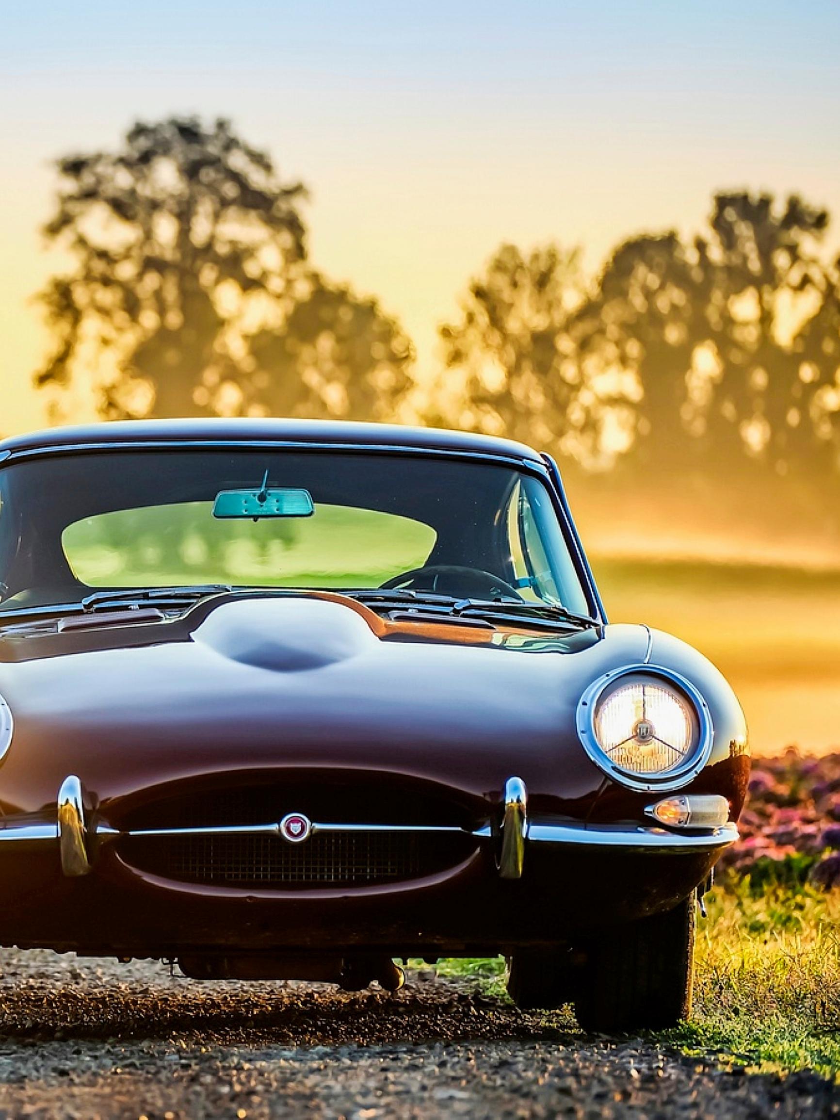 Takavetoinen klassikkoauto on kuin muistutus kesästä – sulavalinjaista kauneutta, lämpöä ja lempeä nahkapenkin tuoksahdus auringonlaskussa 