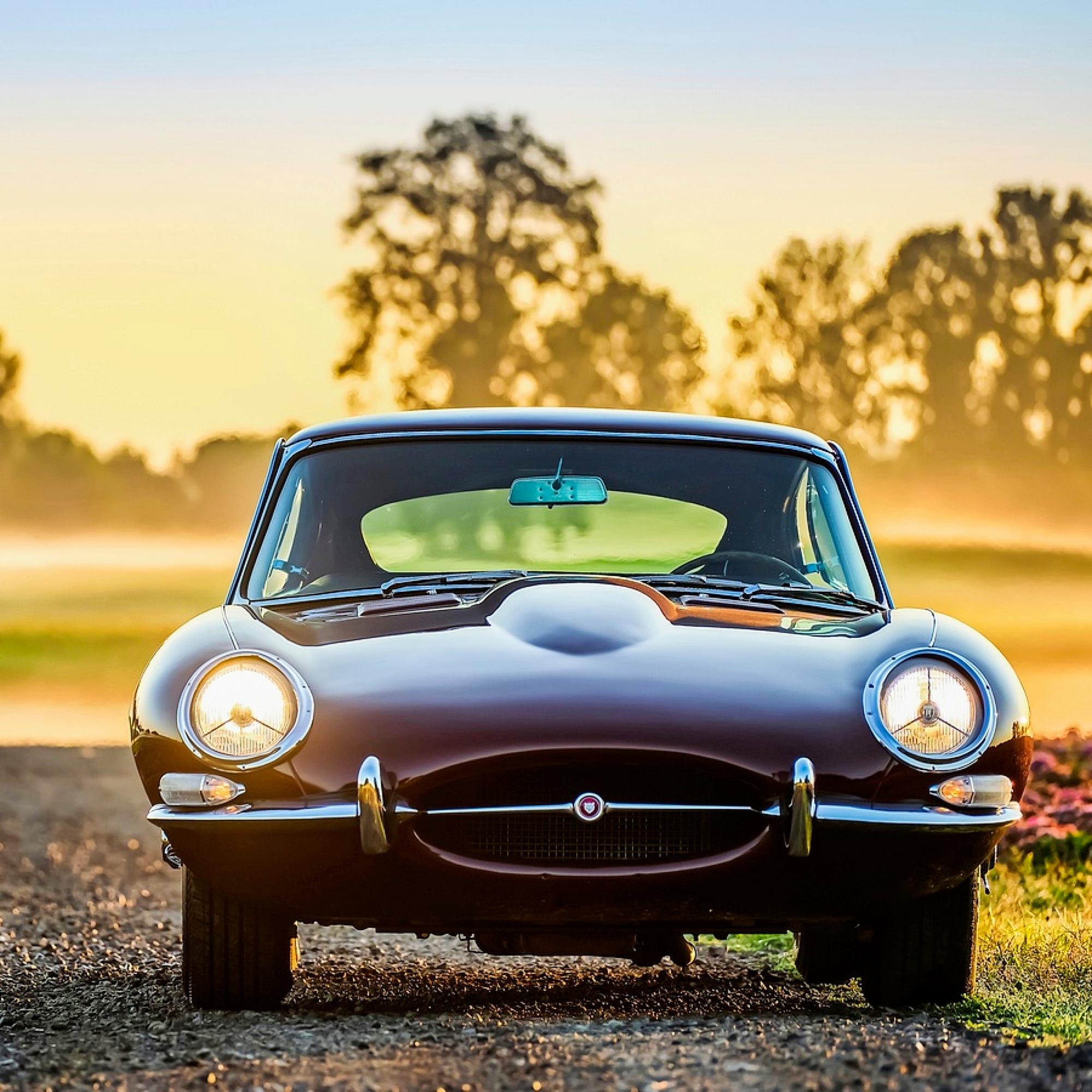 Takavetoinen klassikkoauto on kuin muistutus kesästä – sulavalinjaista kauneutta, lämpöä ja lempeä nahkapenkin tuoksahdus auringonlaskussa 
