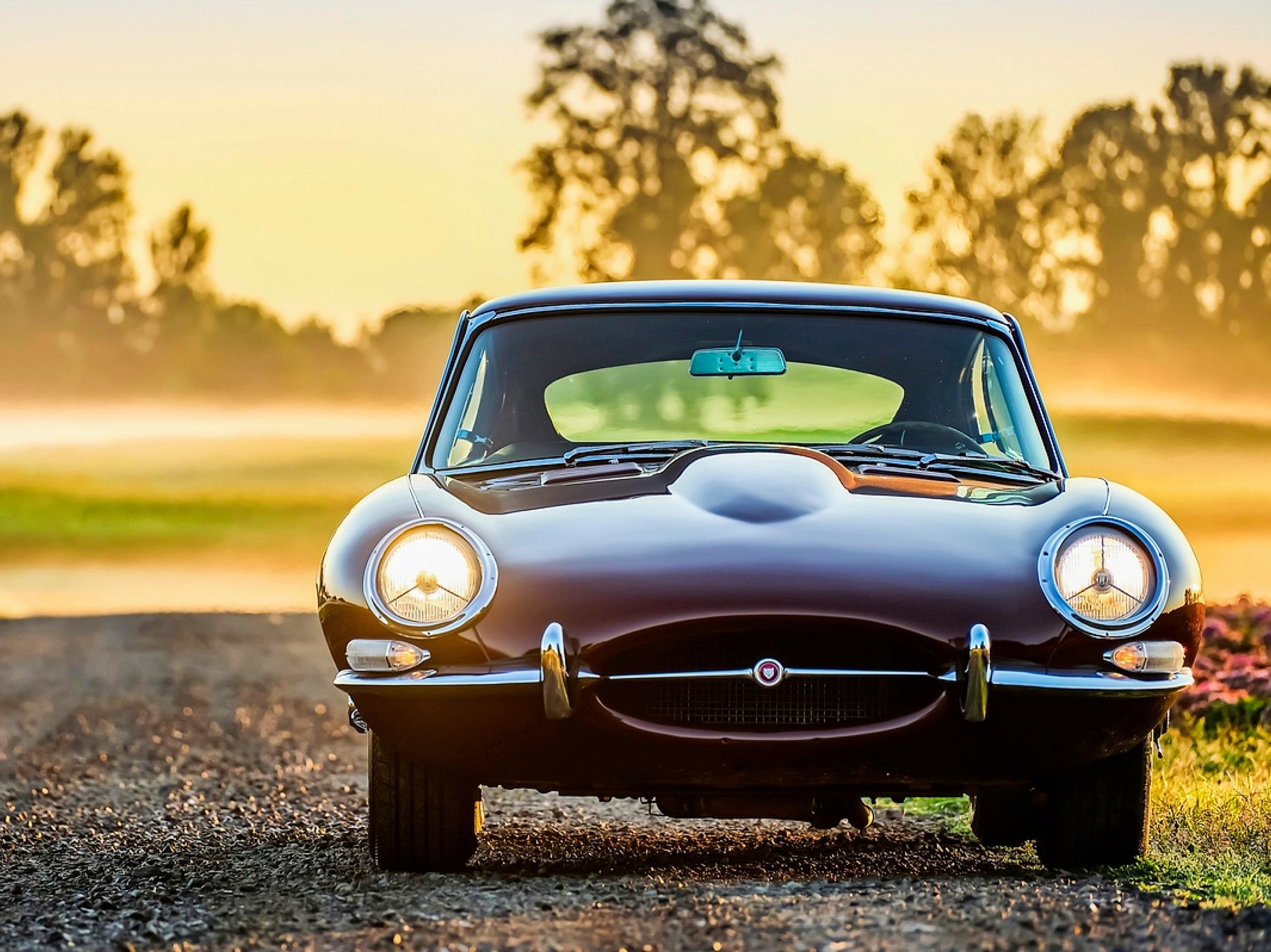 Takavetoinen klassikkoauto on kuin muistutus kesästä – sulavalinjaista kauneutta, lämpöä ja lempeä nahkapenkin tuoksahdus auringonlaskussa