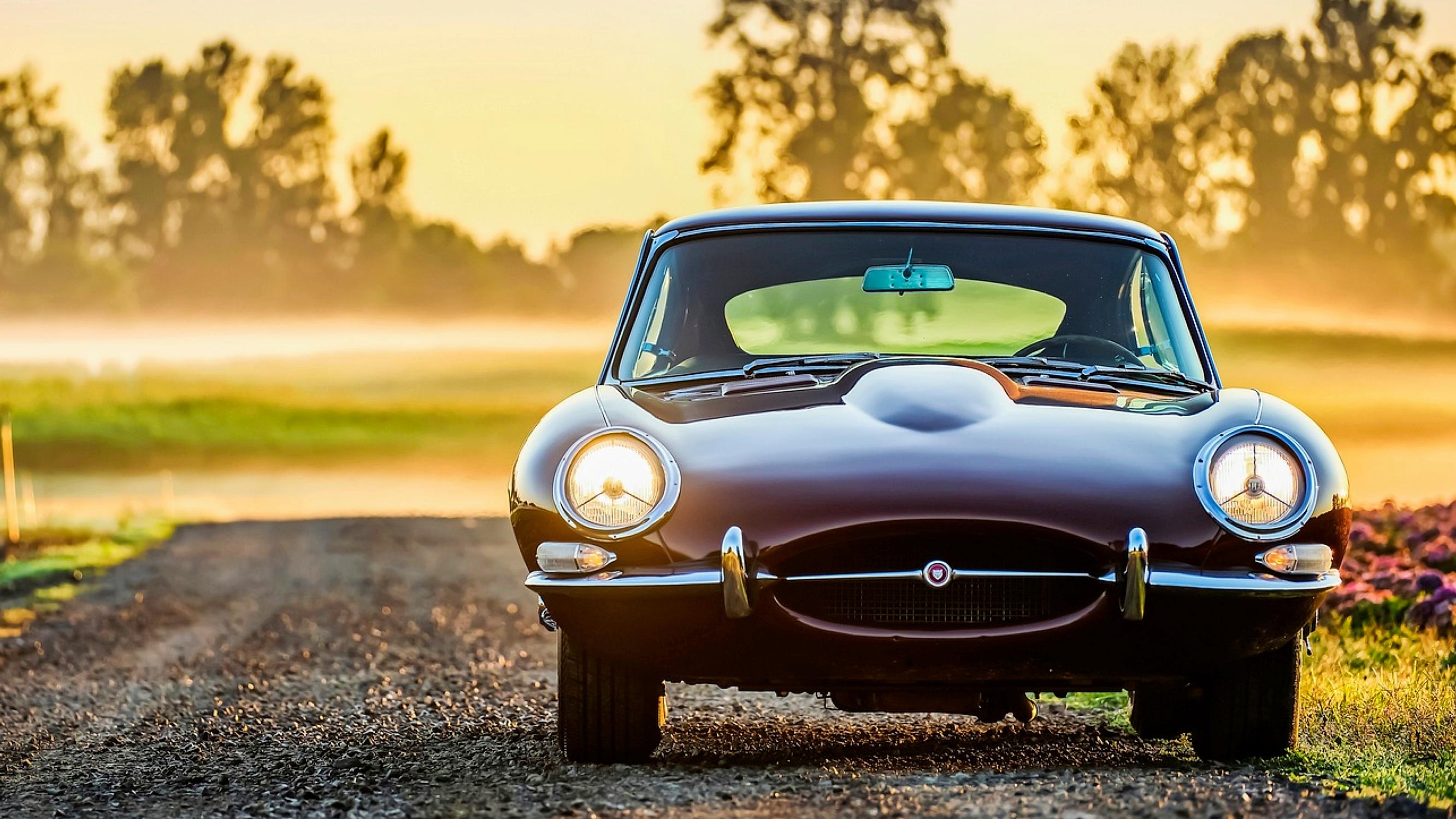 Takavetoinen klassikkoauto on kuin muistutus kesästä – sulavalinjaista kauneutta, lämpöä ja lempeä nahkapenkin tuoksahdus auringonlaskussa 