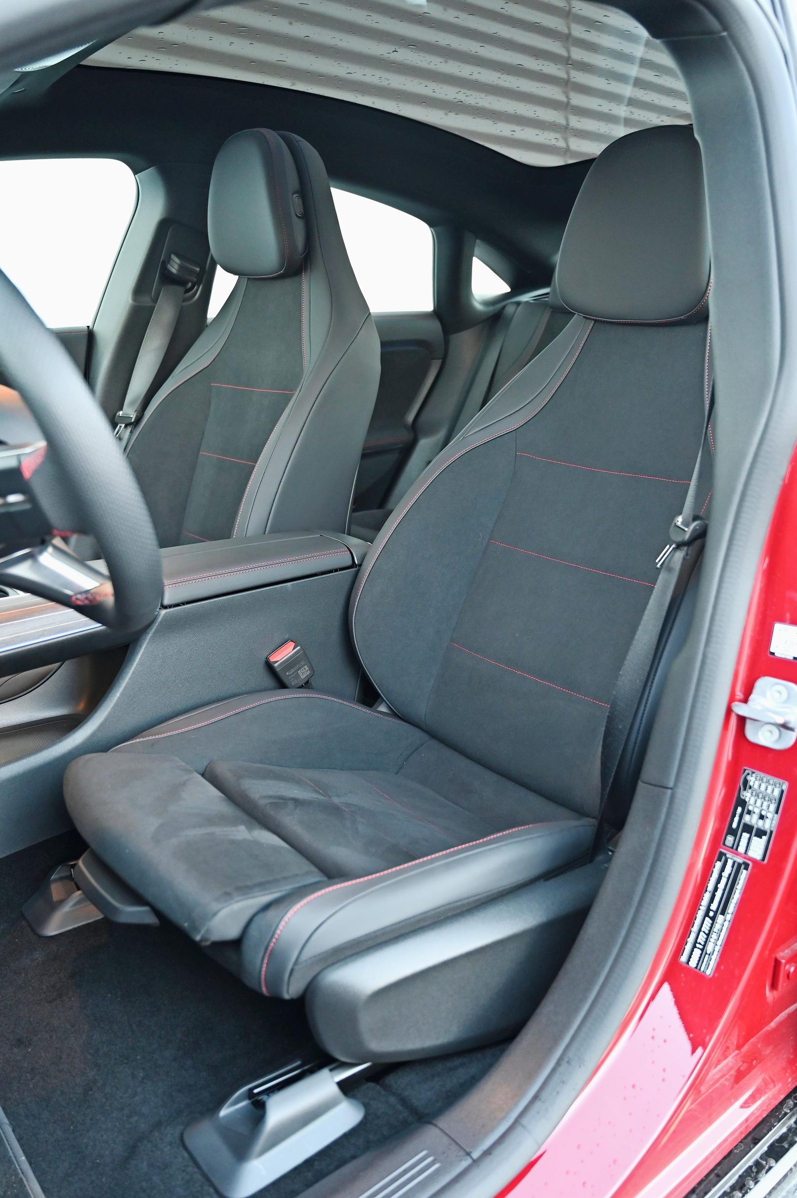 Mercedes-Benz CLA 250+ AMG Linen sport-etuistuimissa on hyvä selkätuki ja sähkösäätöinen ristiseläntuen säätö. Istuinosan reisituki säätyy manuaalisesti. 